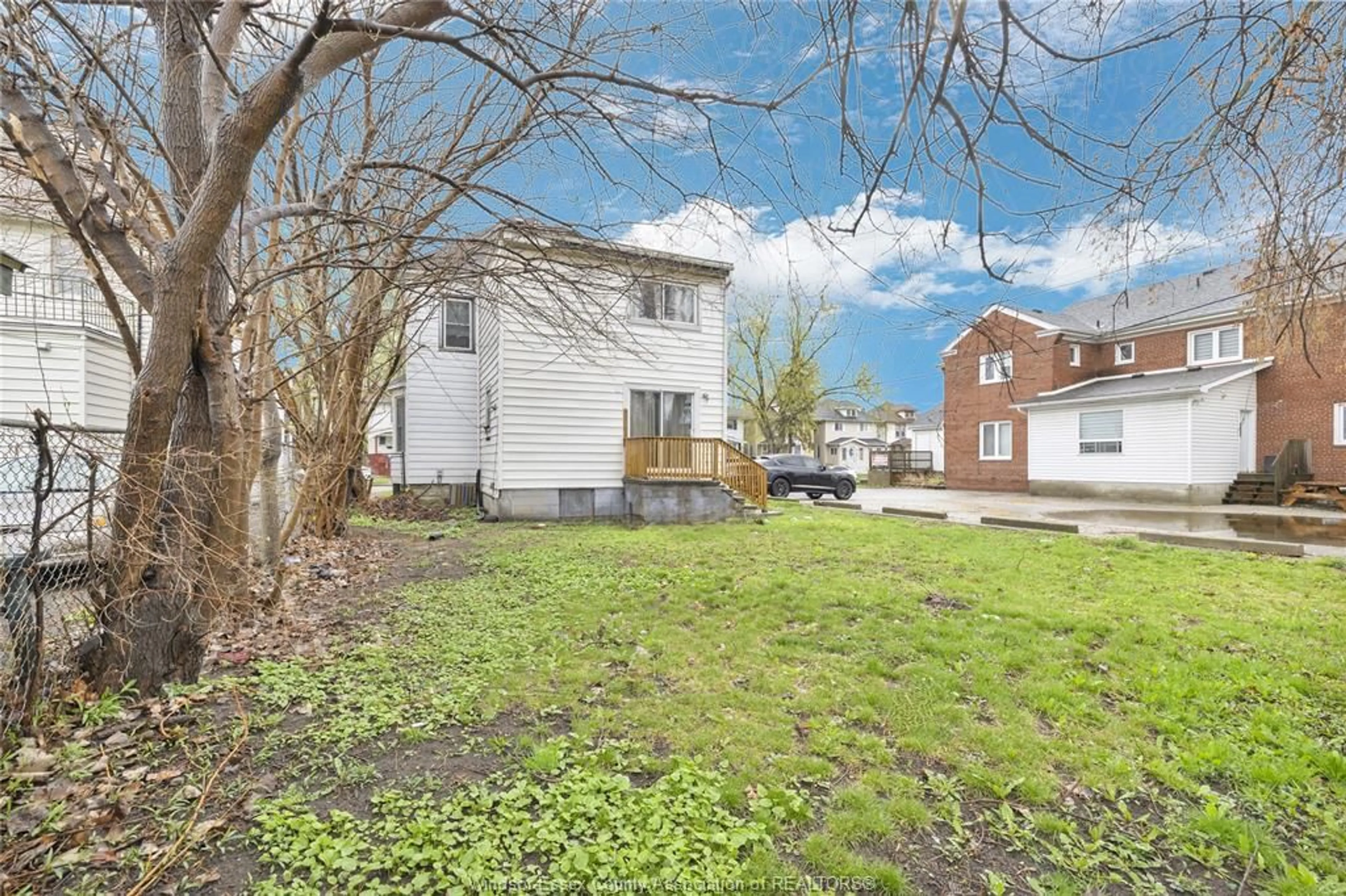 A pic from outside/outdoor area/front of a property/back of a property/a pic from drone, street for 227 BRIDGE Ave, Windsor Ontario N9B 2M1