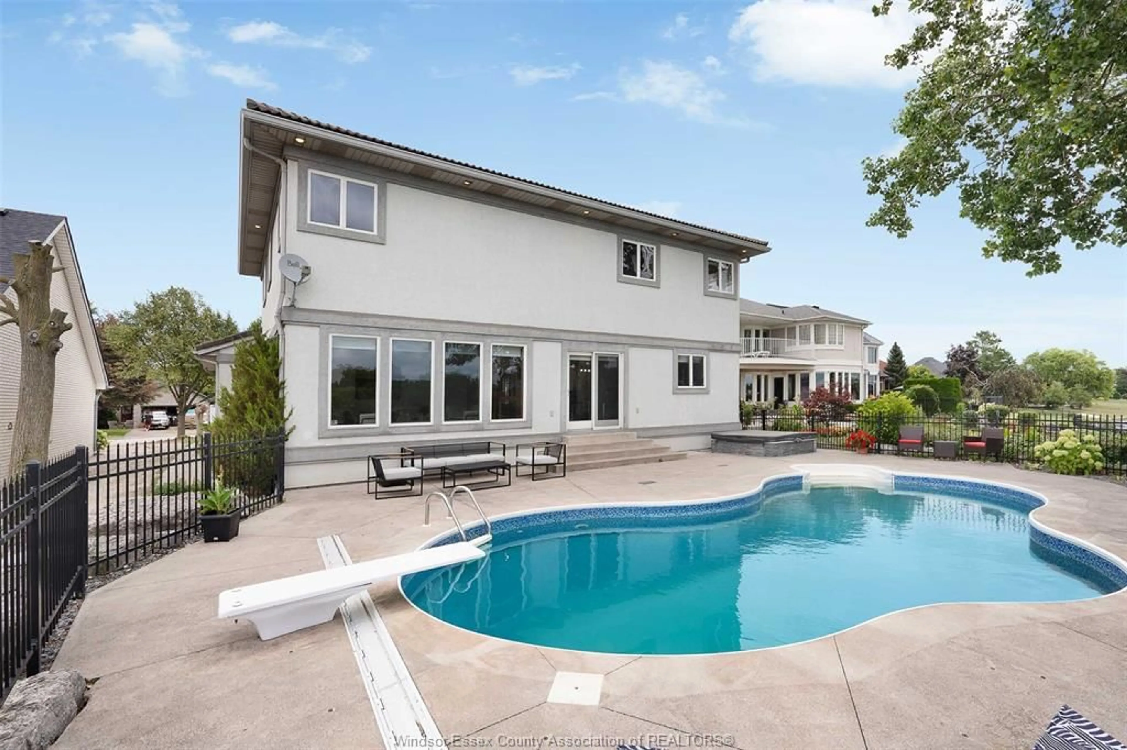 Pool for 847 LAKE SHORE DR, Windsor Ontario N9G 2R1