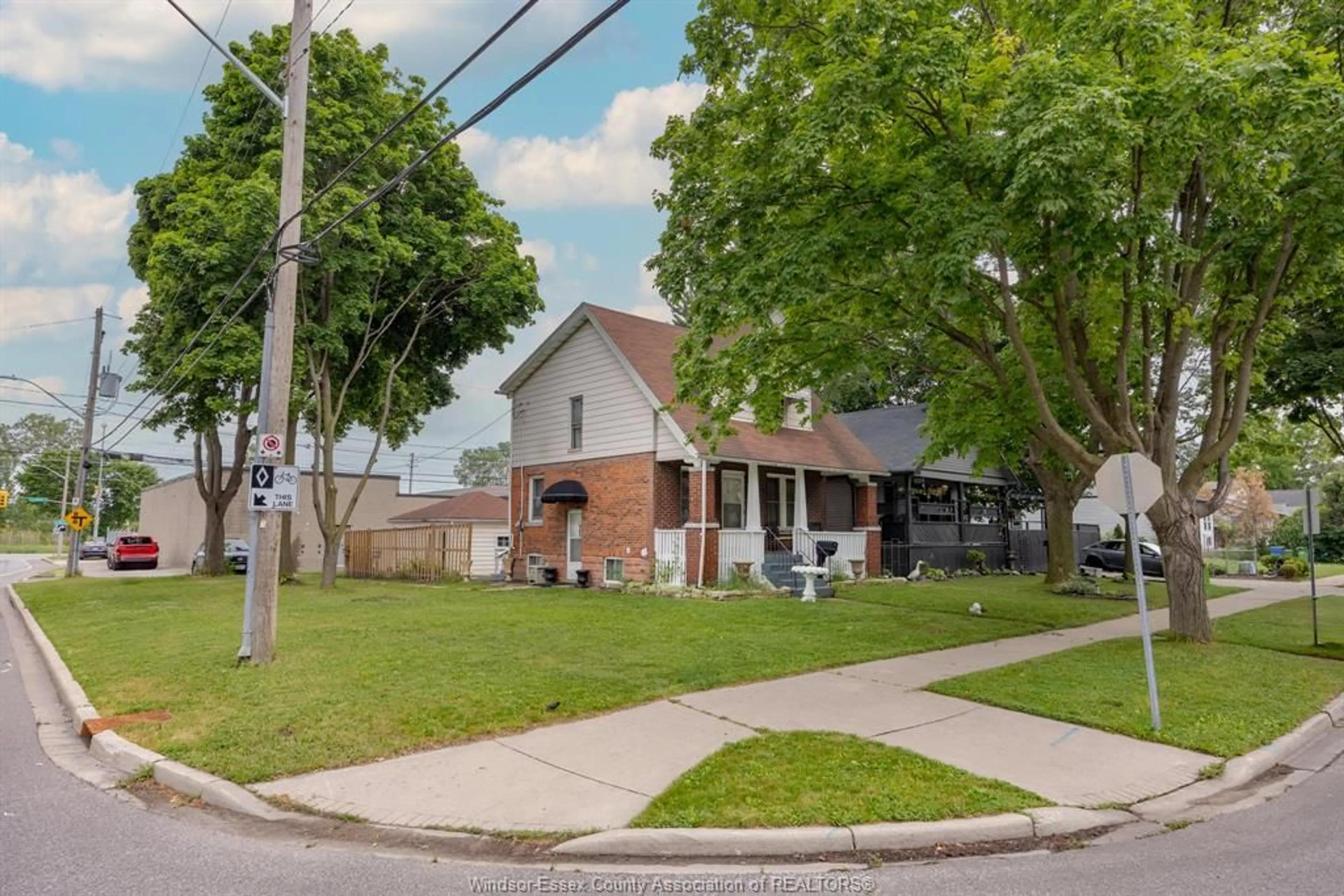 A pic from outside/outdoor area/front of a property/back of a property/a pic from drone, street for 908 OAK St, Windsor Ontario N9A 5G2