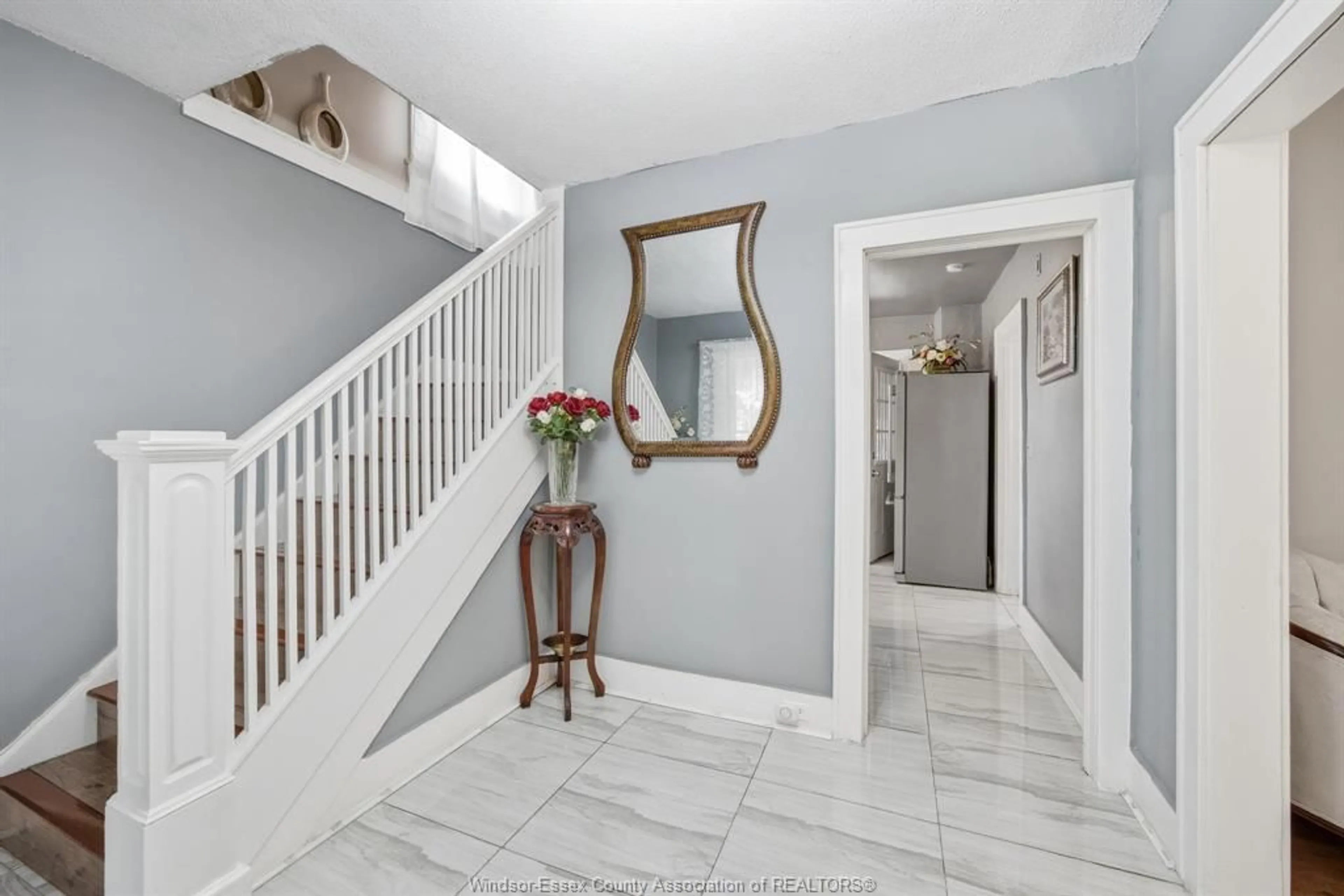 Indoor foyer for 908 OAK St, Windsor Ontario N9A 5G2