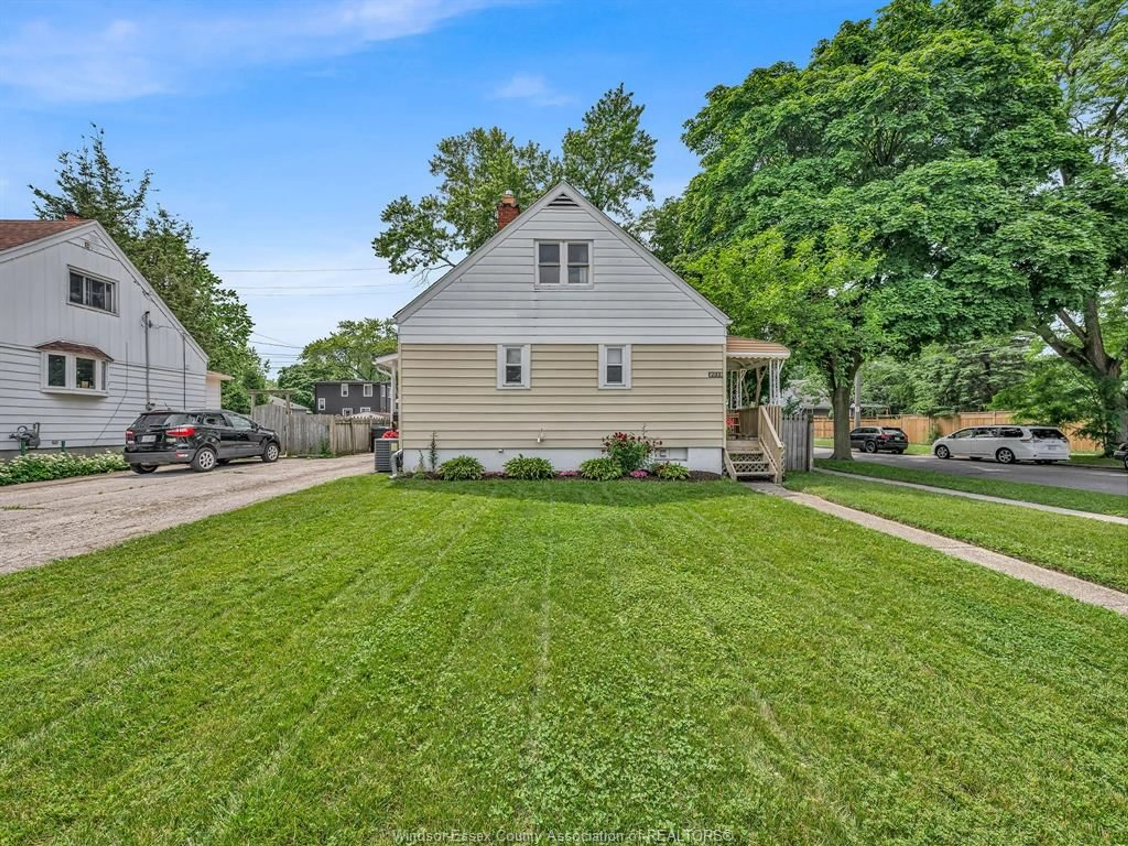 A pic from outside/outdoor area/front of a property/back of a property/a pic from drone, street for 1803 ELLROSE, Windsor Ontario N8W 4T7