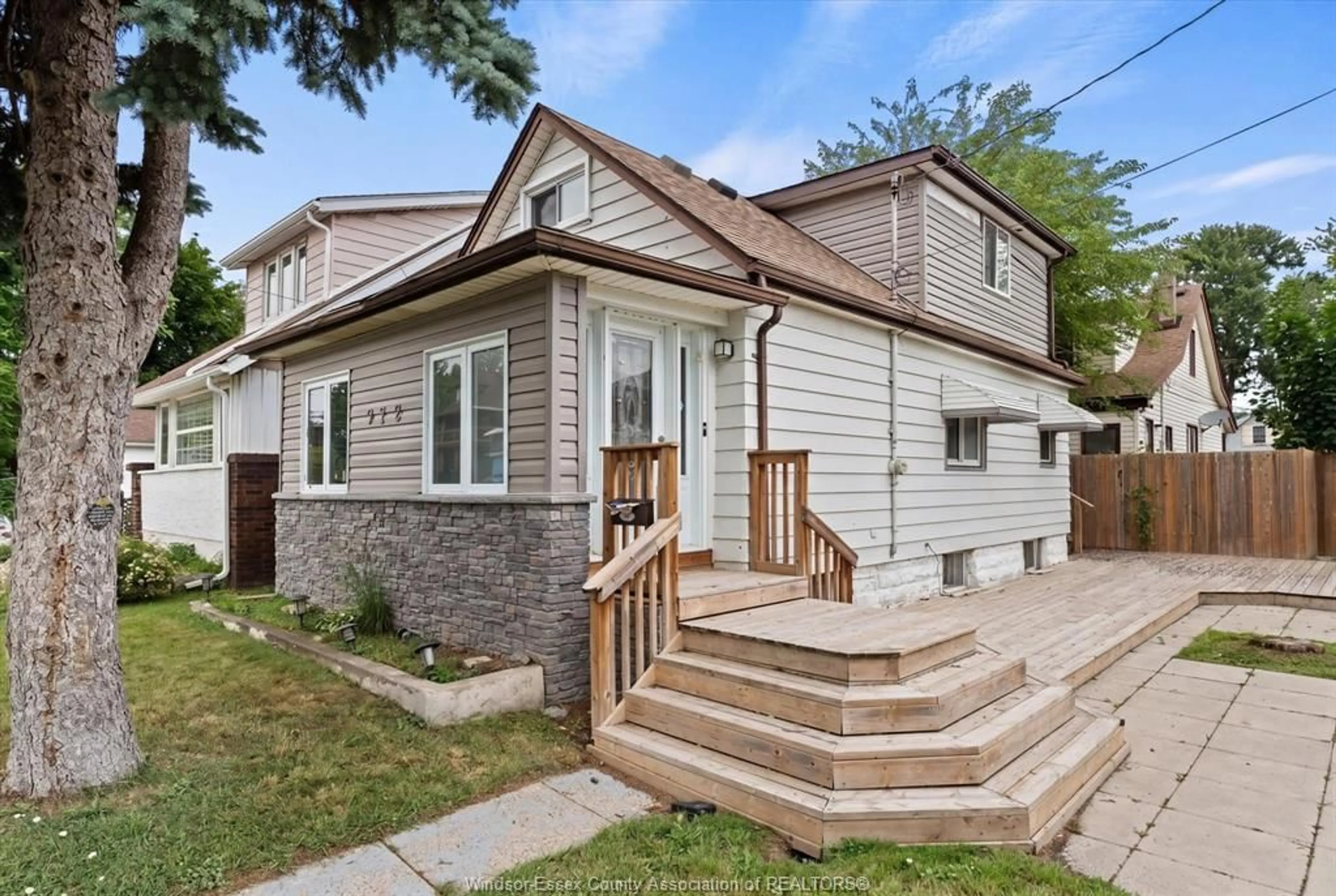 Home with brick exterior material, street for 972 WELLINGTON Ave, Windsor Ontario N9A 5J8