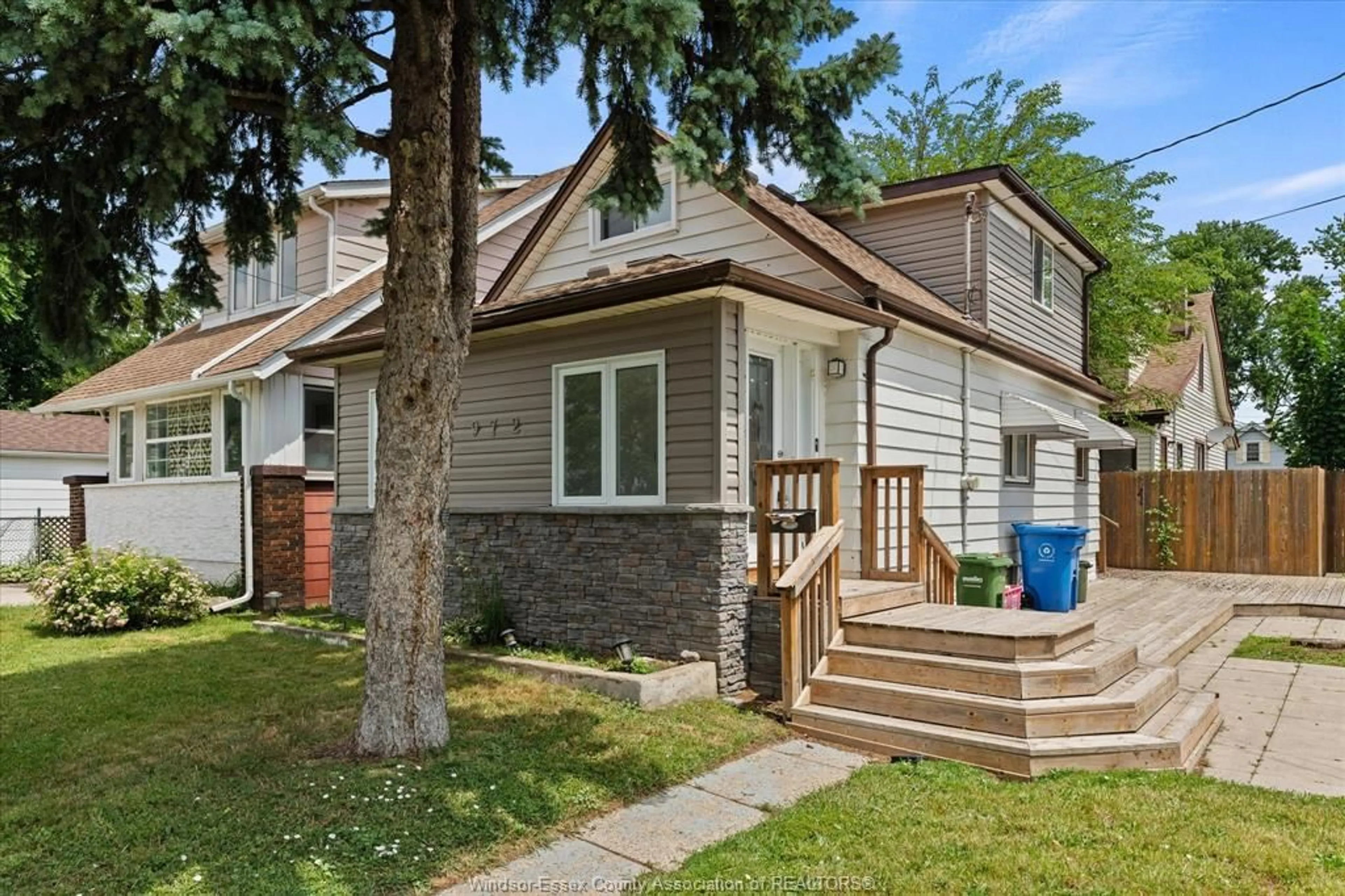 Home with vinyl exterior material, street for 972 WELLINGTON Ave, Windsor Ontario N9A 5J8