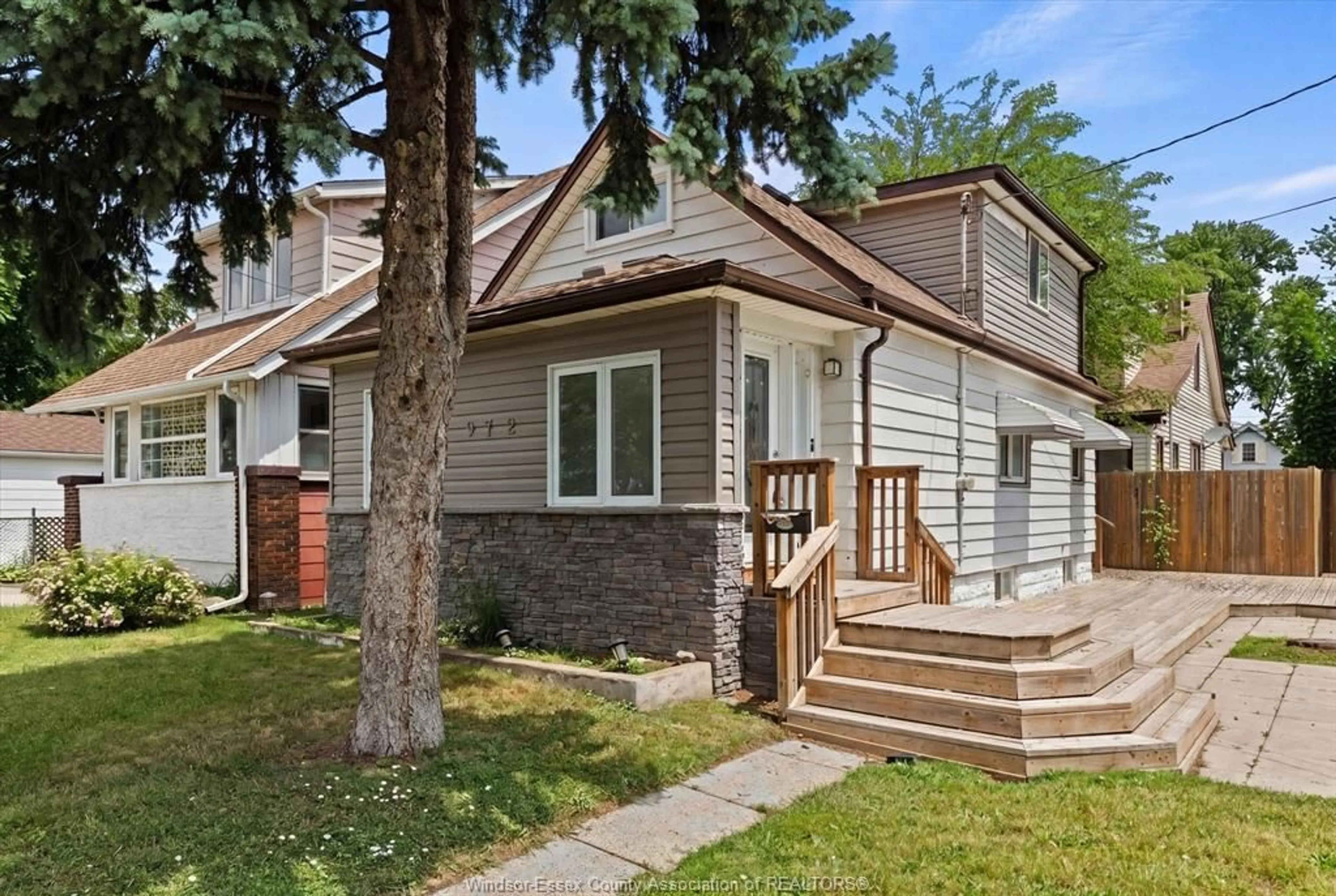 Home with vinyl exterior material, street for 972 WELLINGTON Ave, Windsor Ontario N9A 5J8