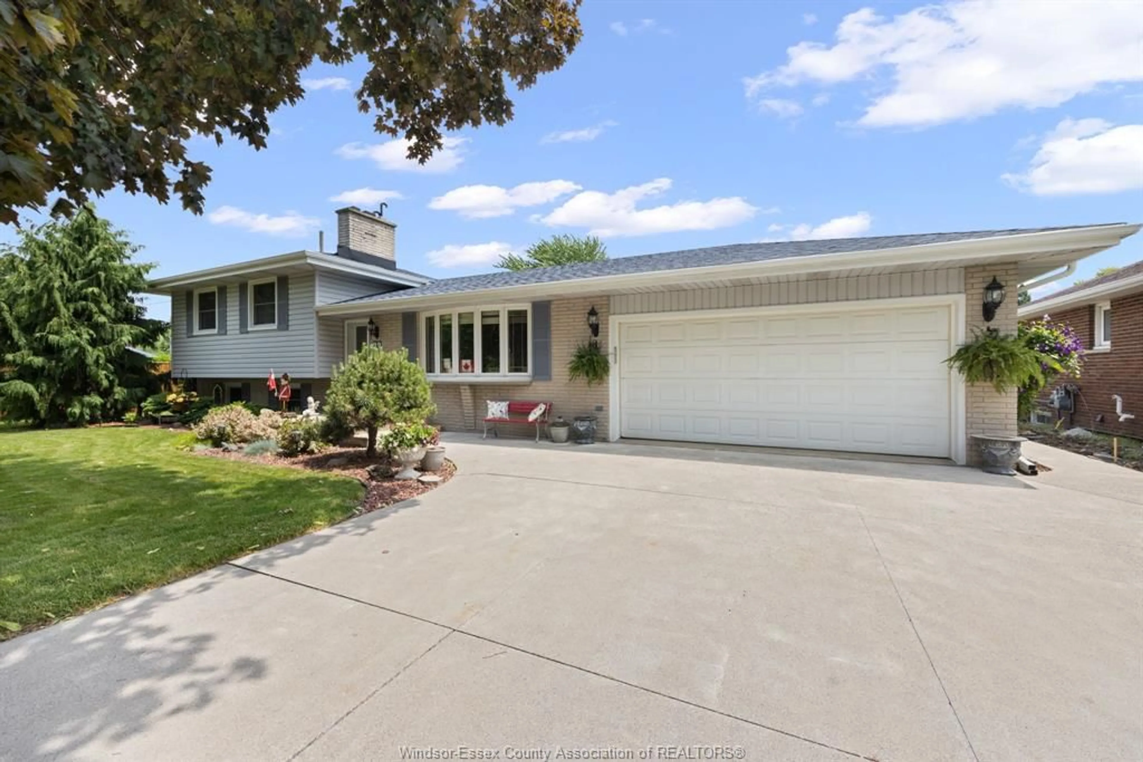 Home with vinyl exterior material, street for 99 VICTORIA St, Amherstburg Ontario N9V 2K2