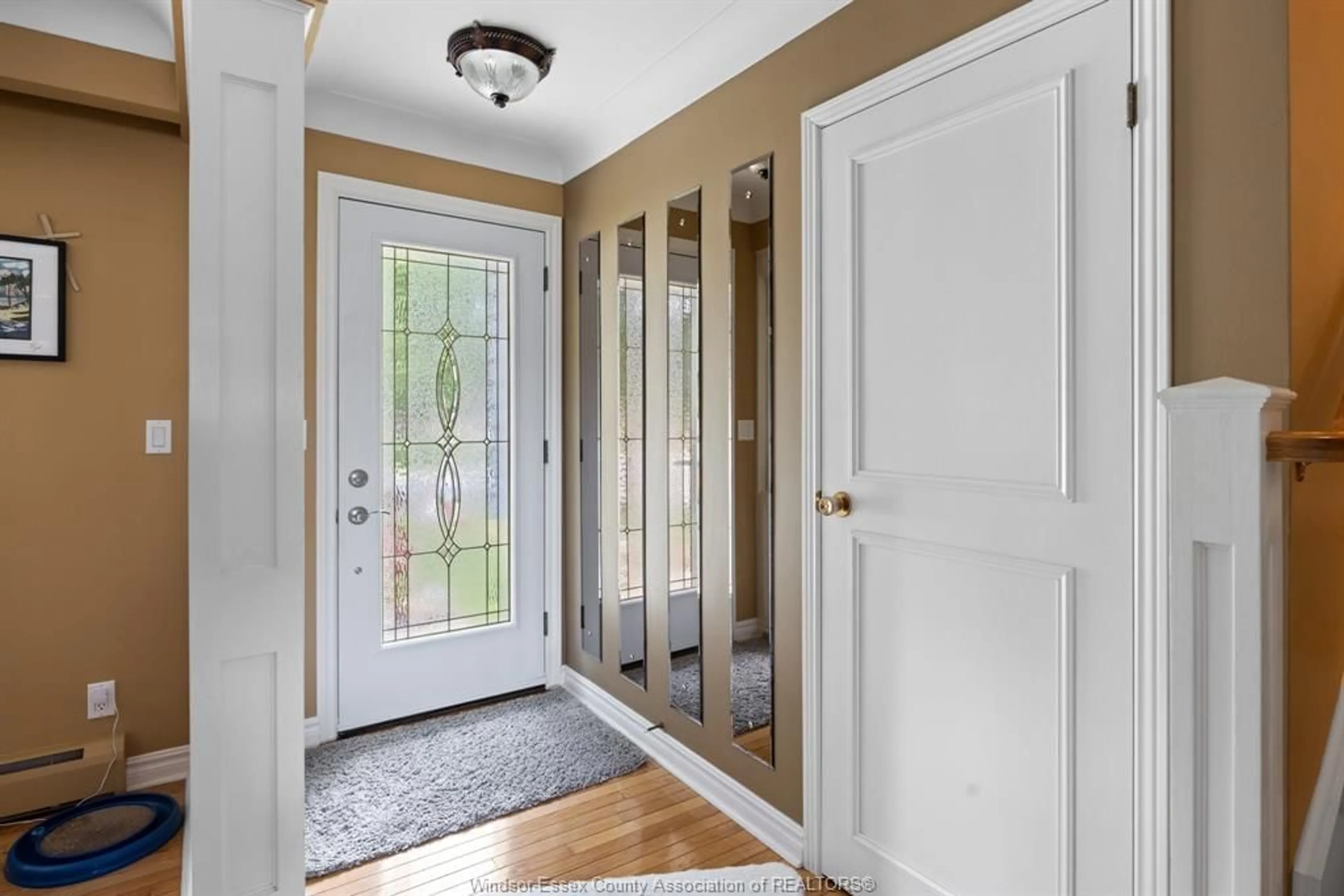 Indoor entryway for 99 VICTORIA St, Amherstburg Ontario N9V 2K2