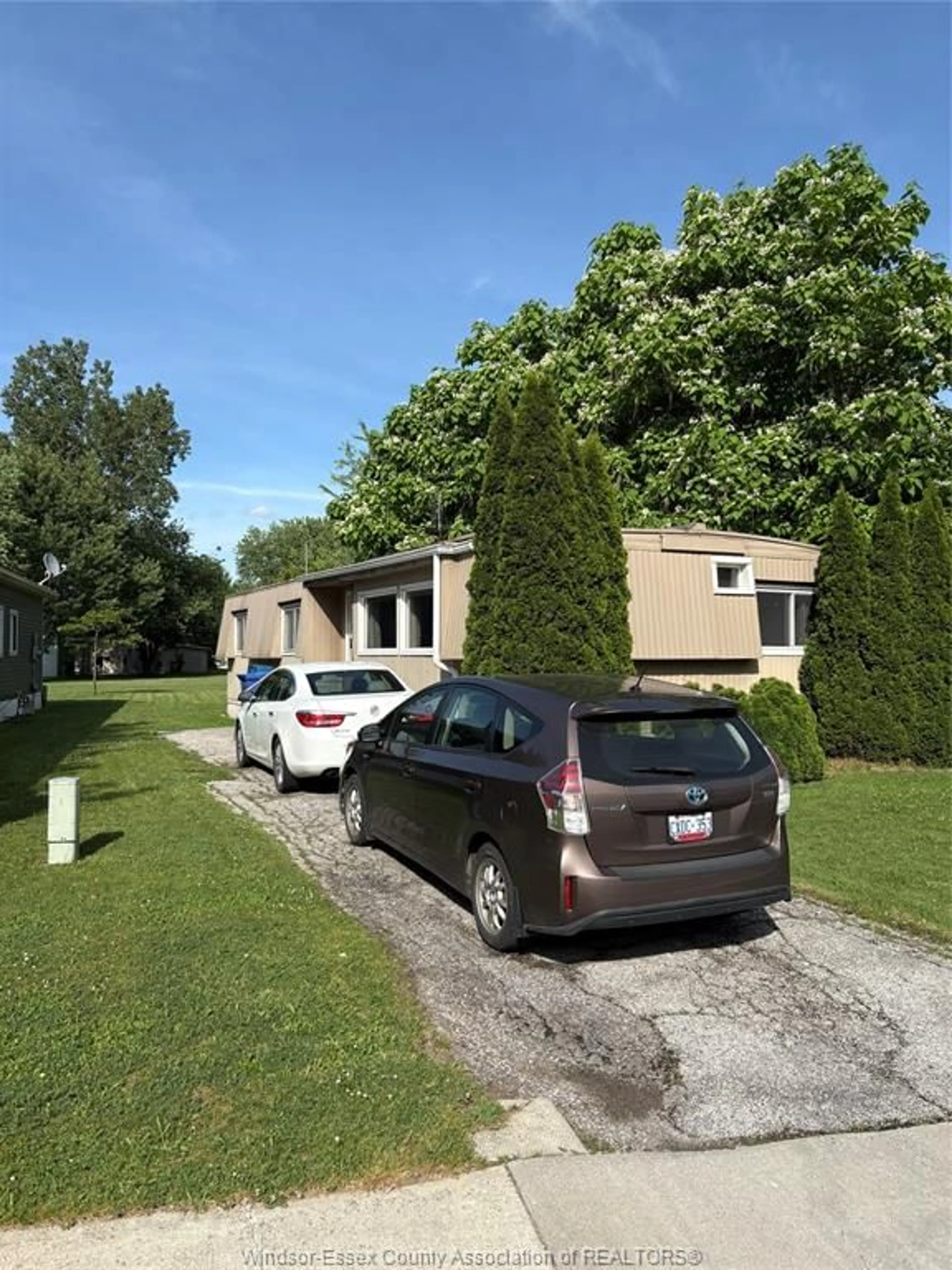 A pic from outside/outdoor area/front of a property/back of a property/a pic from drone, street for 101 DANA, Essex Ontario N8M 1Z9
