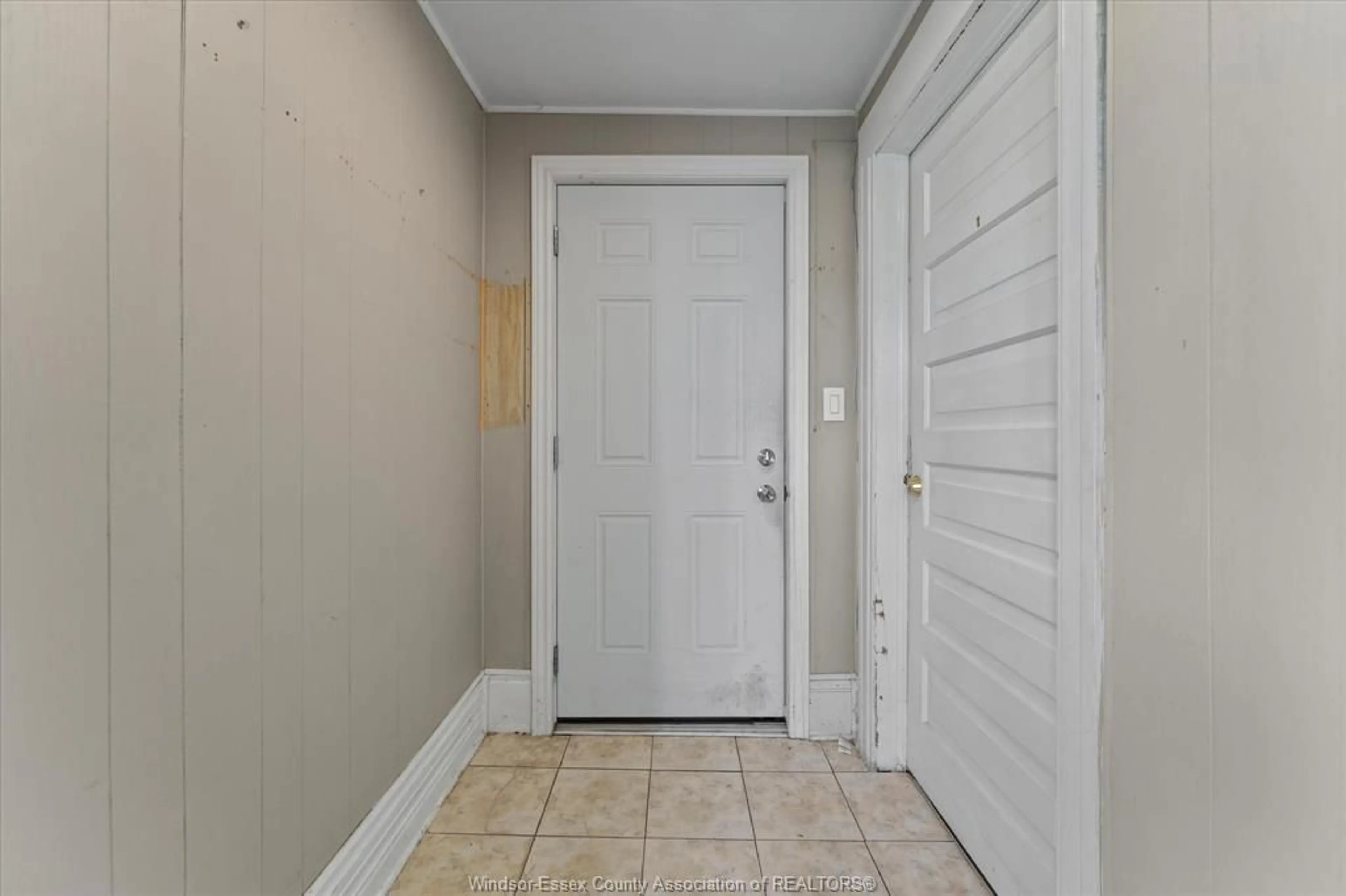 Indoor entryway for 719 CHURCH, Windsor Ontario N9A 4T5