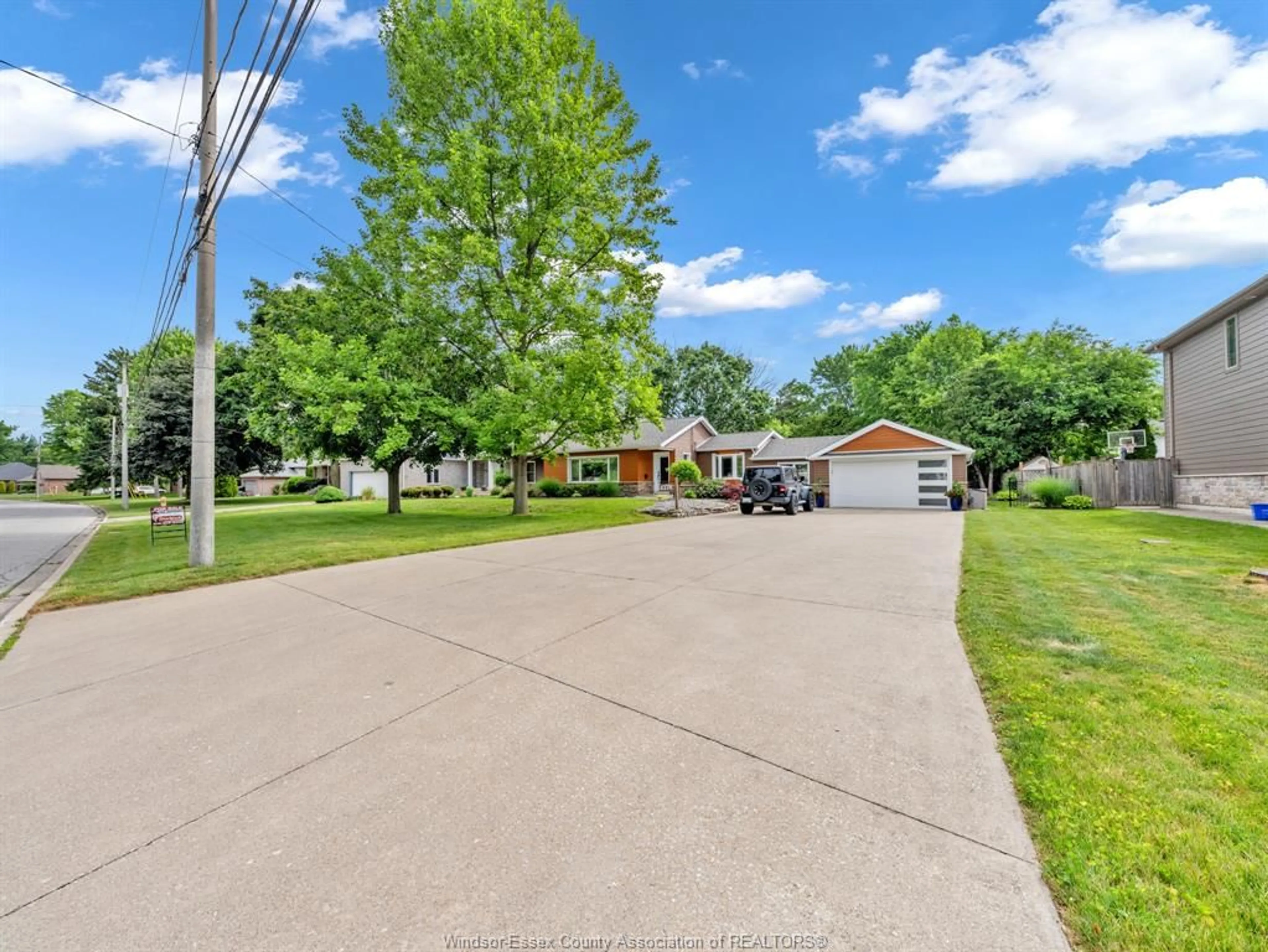 A pic from outside/outdoor area/front of a property/back of a property/a pic from drone, street for 4278 CASGRAIN Dr, Windsor Ontario N9G 2B2