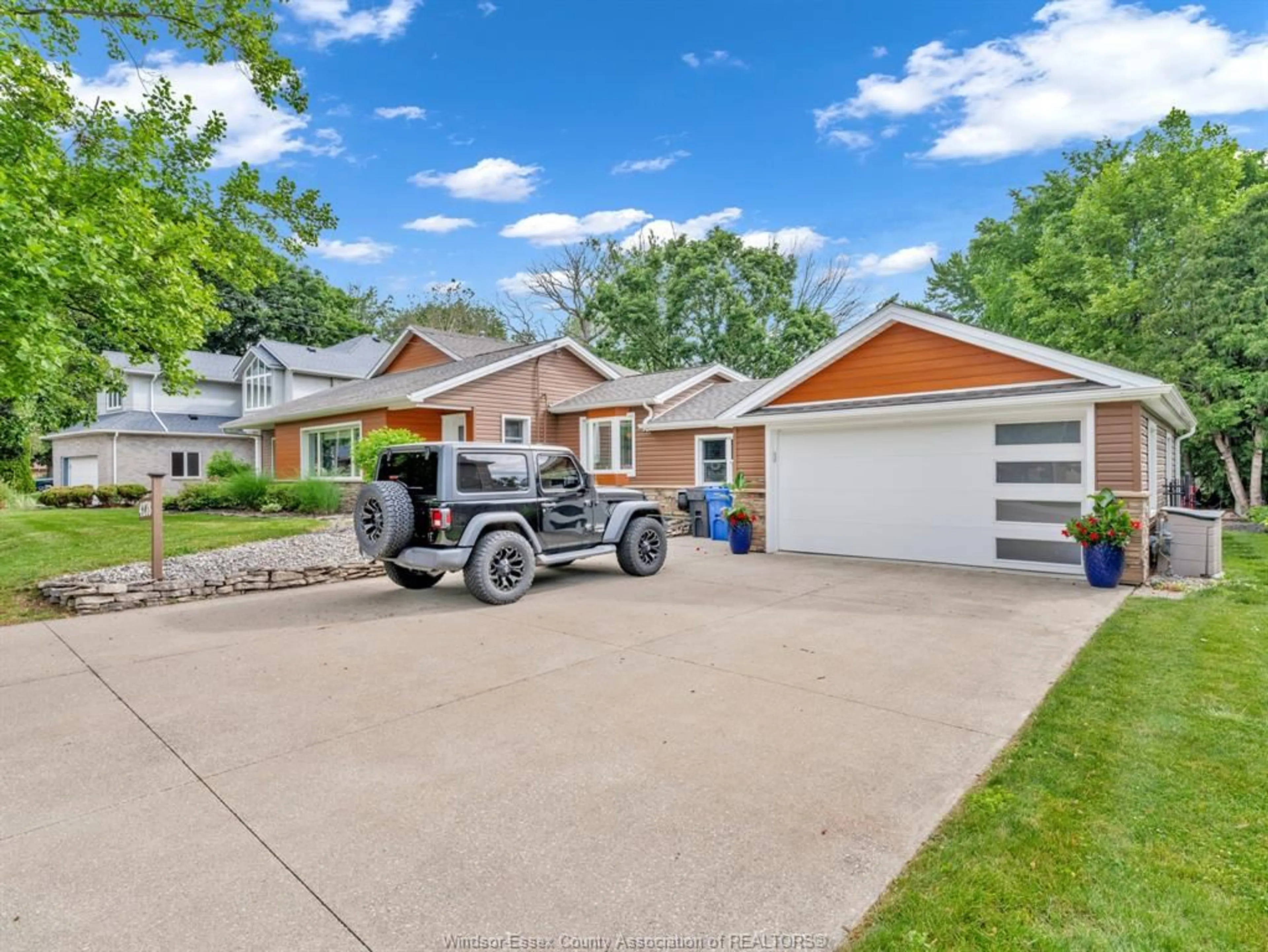 A pic from outside/outdoor area/front of a property/back of a property/a pic from drone, street for 4278 CASGRAIN Dr, Windsor Ontario N9G 2B2
