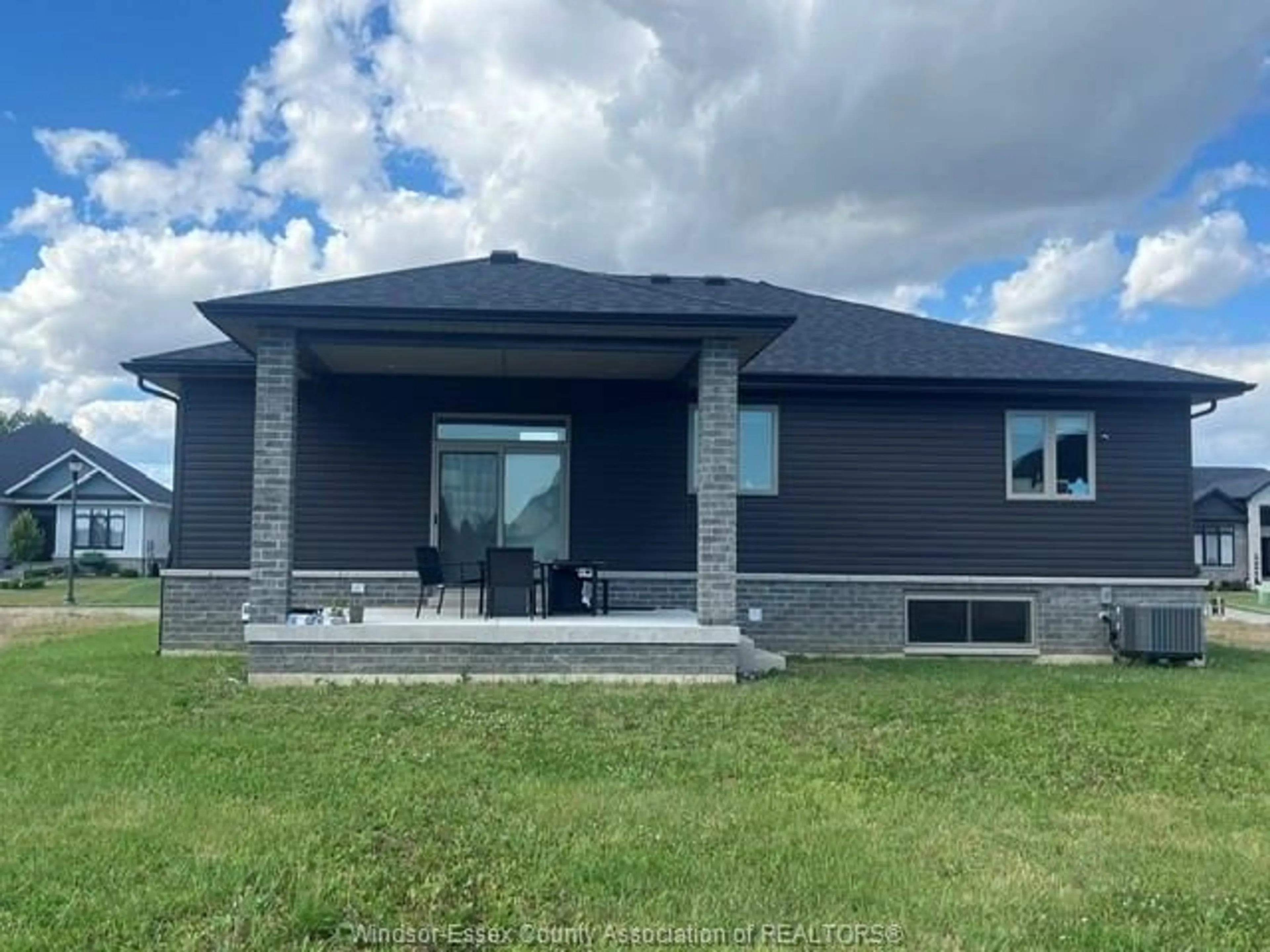 Home with vinyl exterior material, unknown for 1707 MUCCI, Kingsville Ontario N0P 2G0