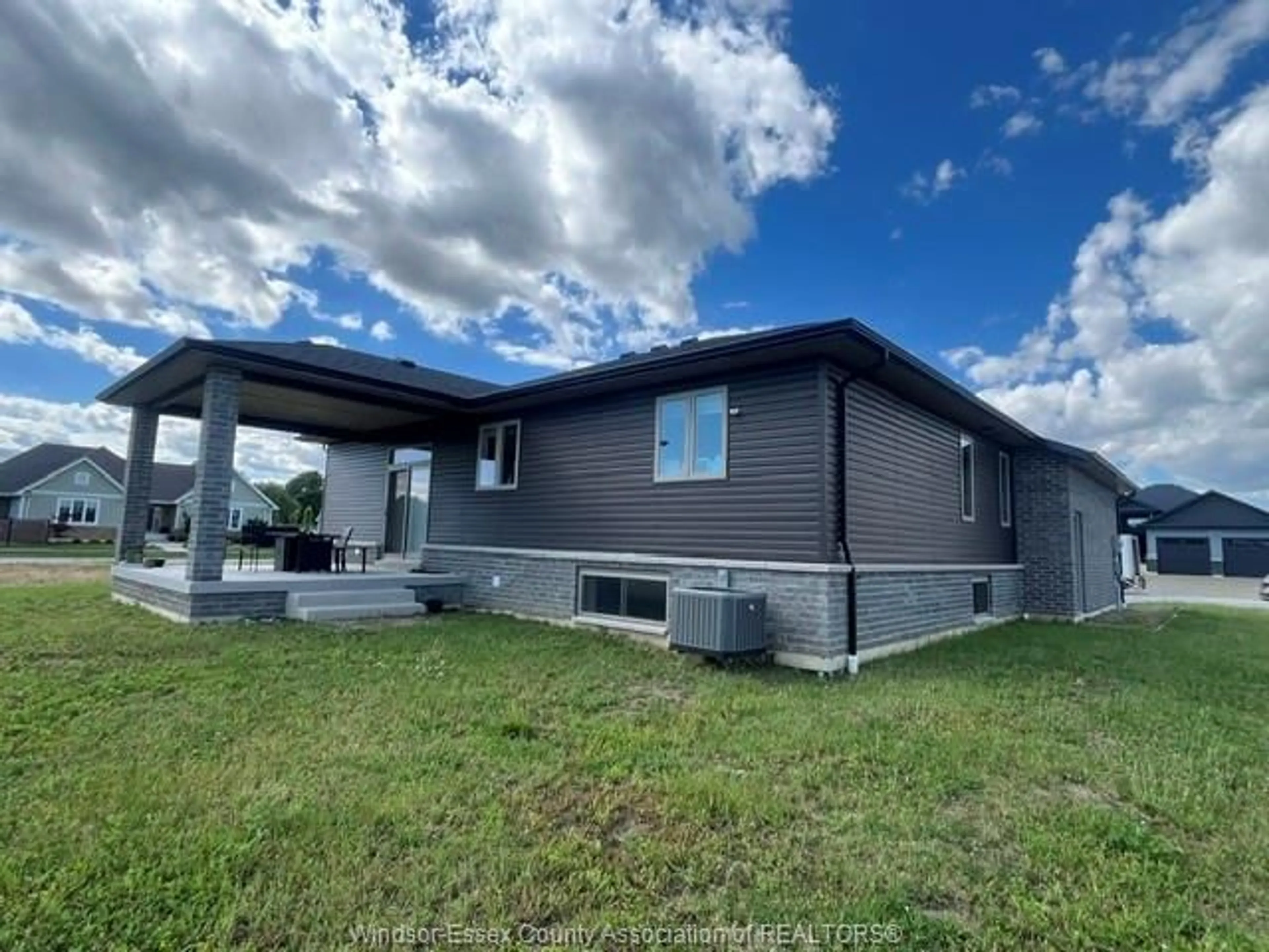 Home with vinyl exterior material, building for 1707 MUCCI, Kingsville Ontario N0P 2G0