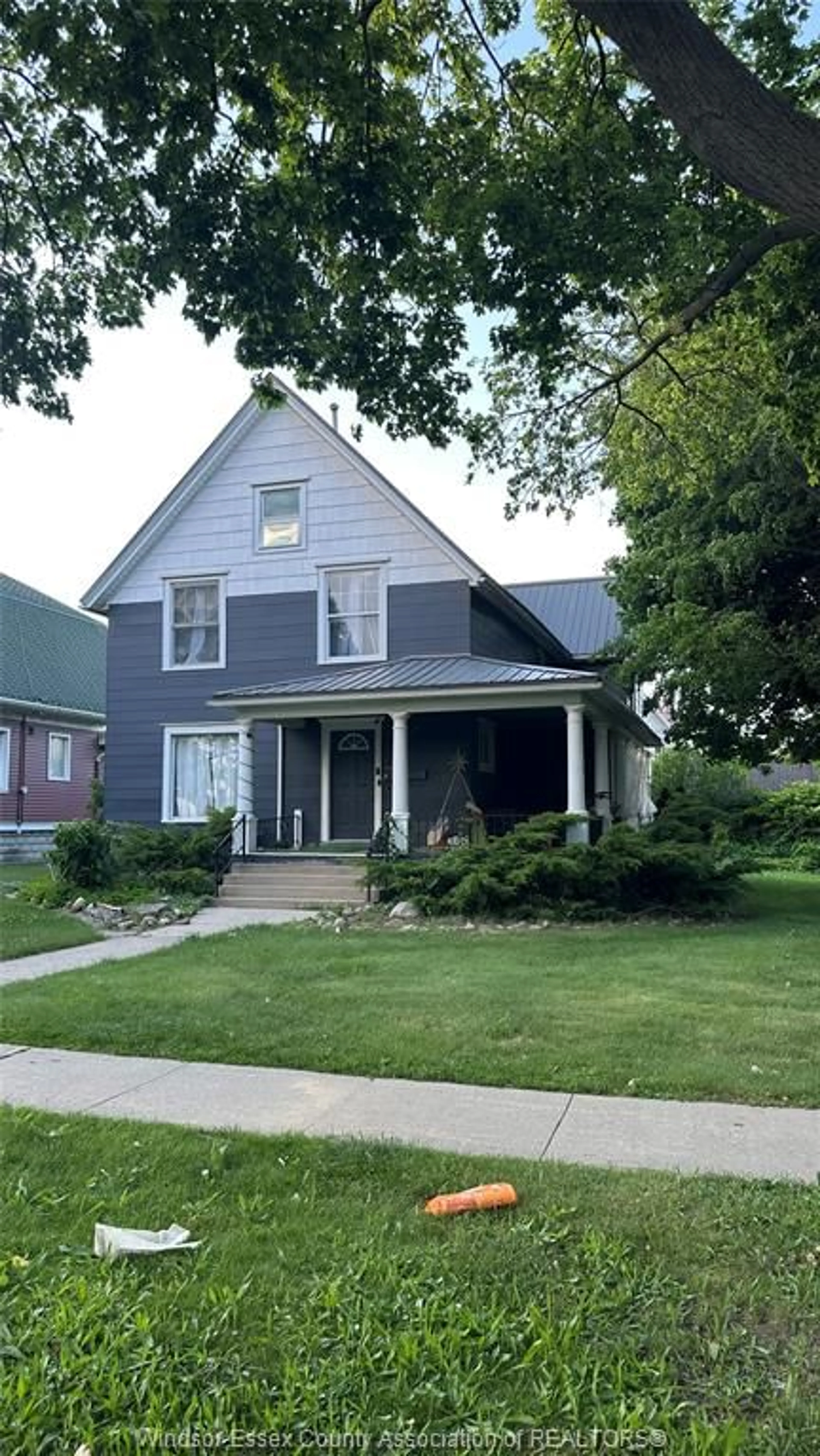 Home with vinyl exterior material, street for 39 RUSSELL St, Leamington Ontario N8H 1V1