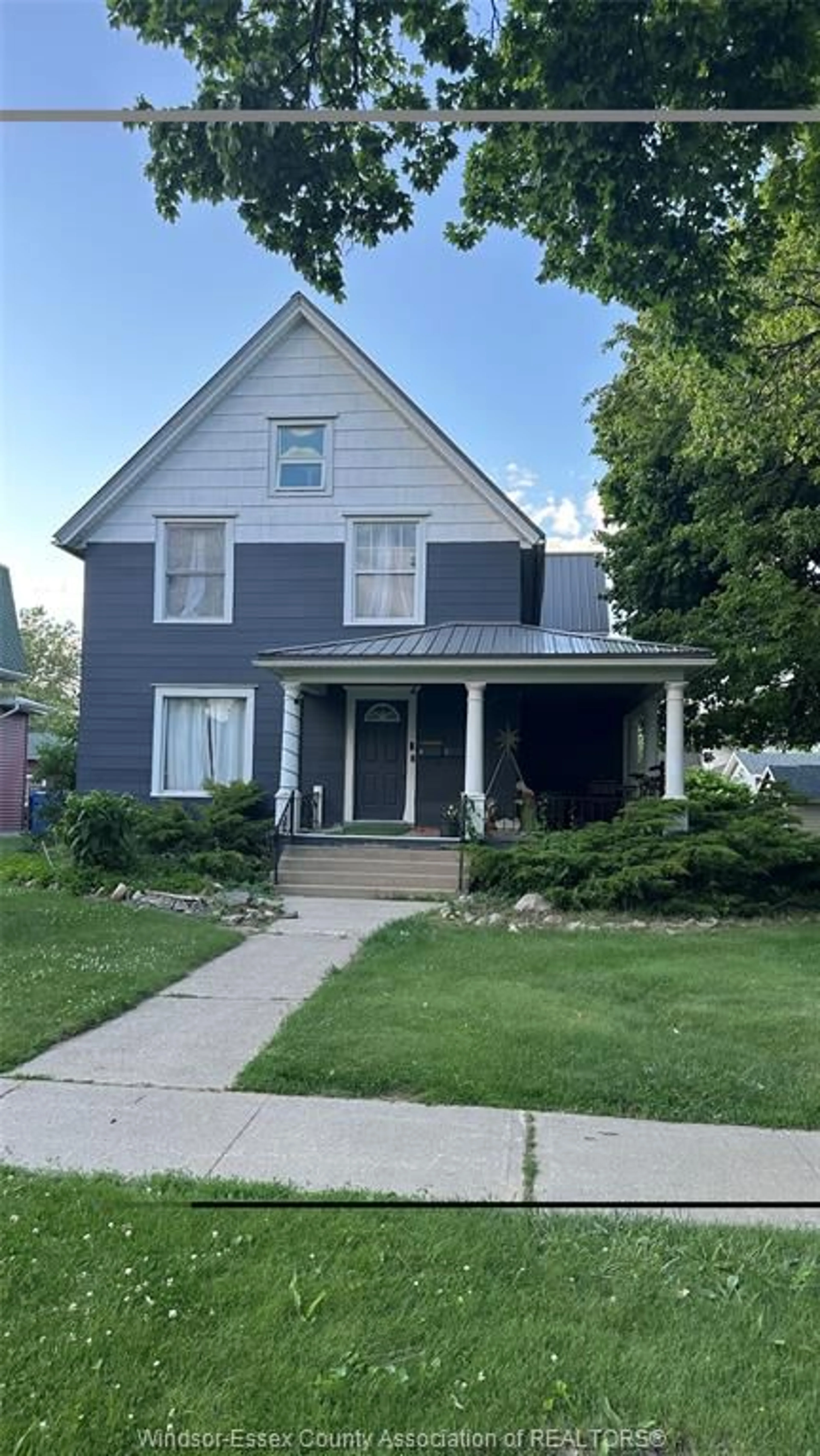 Home with vinyl exterior material, street for 39 RUSSELL St, Leamington Ontario N8H 1V1
