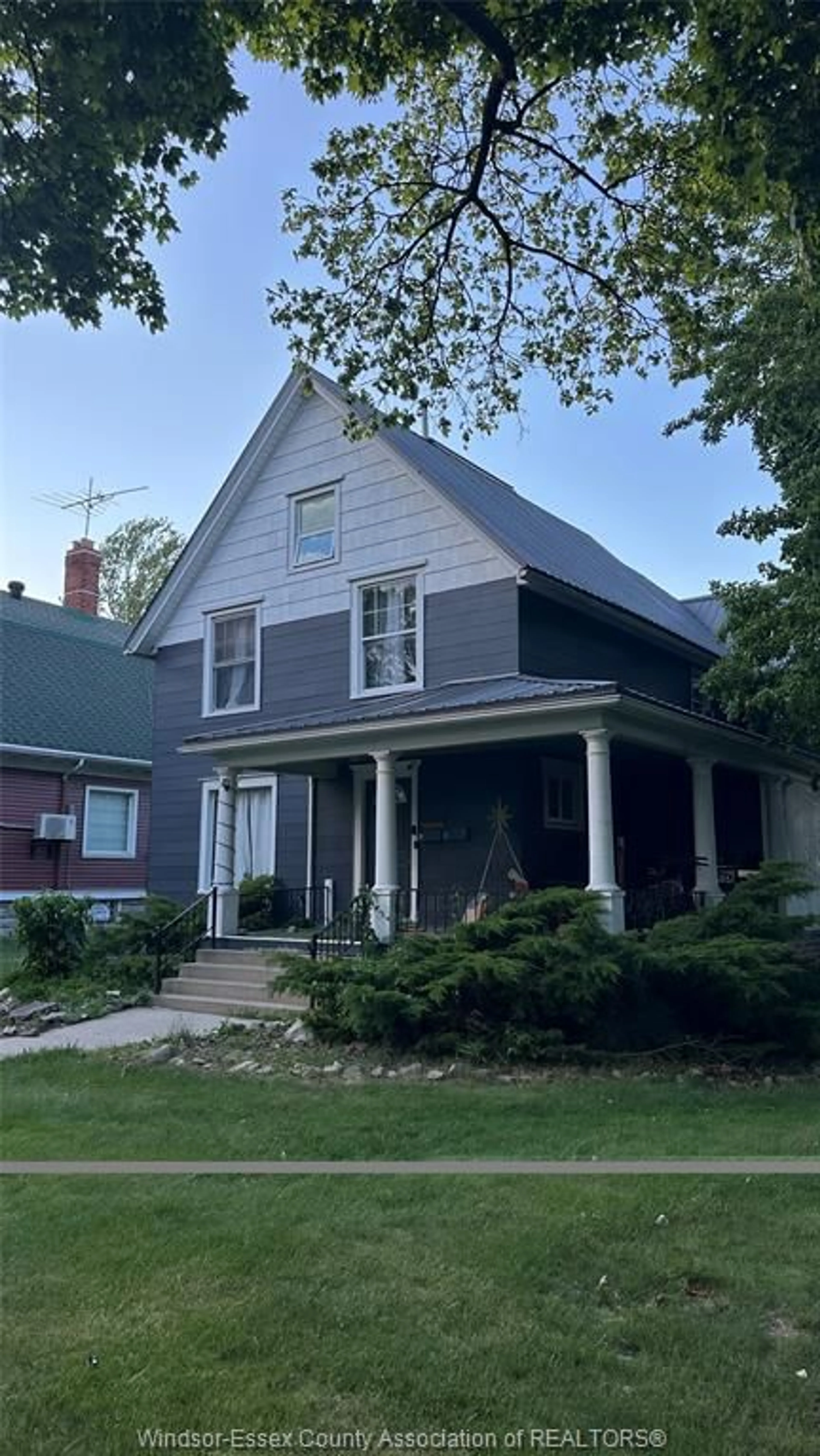 Home with vinyl exterior material, street for 39 RUSSELL St, Leamington Ontario N8H 1V1