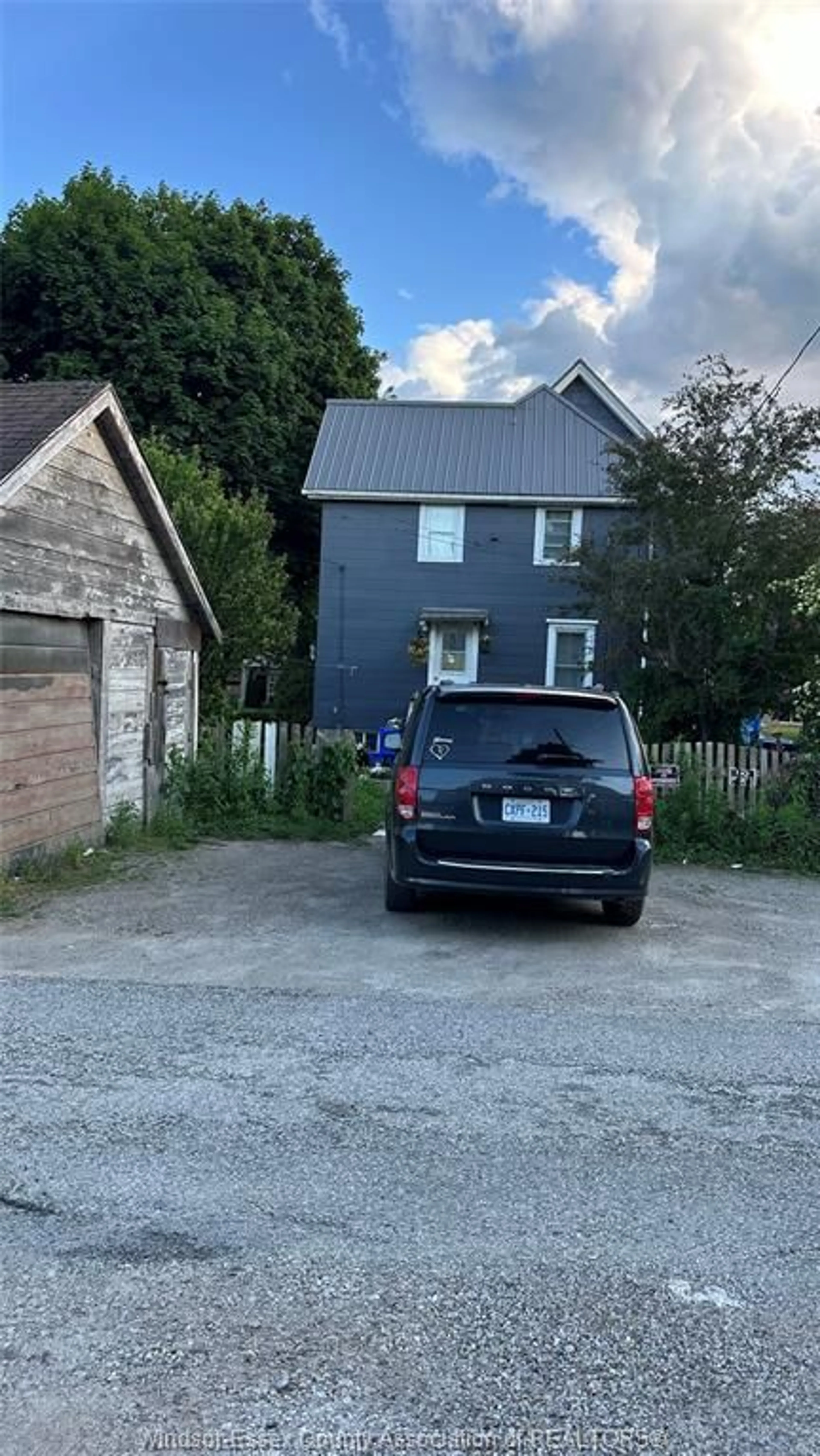 A pic from outside/outdoor area/front of a property/back of a property/a pic from drone, street for 39 RUSSELL St, Leamington Ontario N8H 1V1