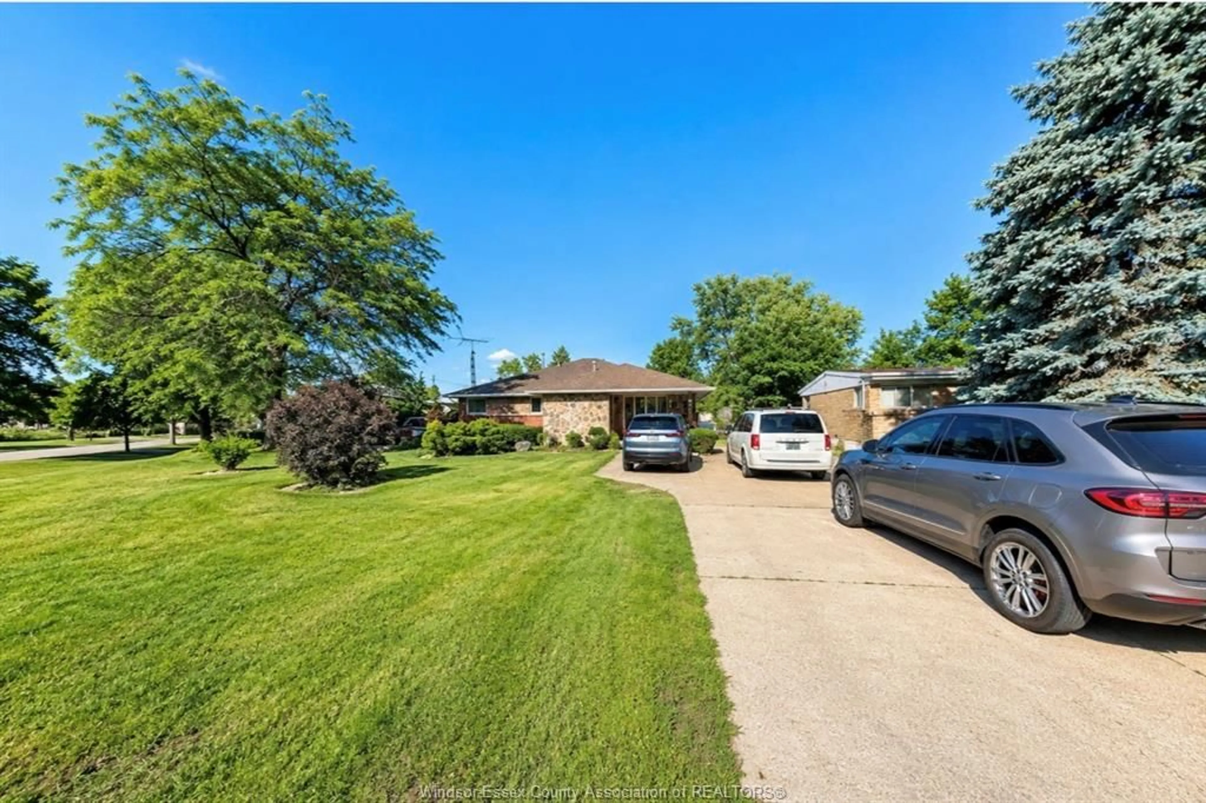 A pic from outside/outdoor area/front of a property/back of a property/a pic from drone, street for 3740 DOMINION, Windsor Ontario N9E 2P3