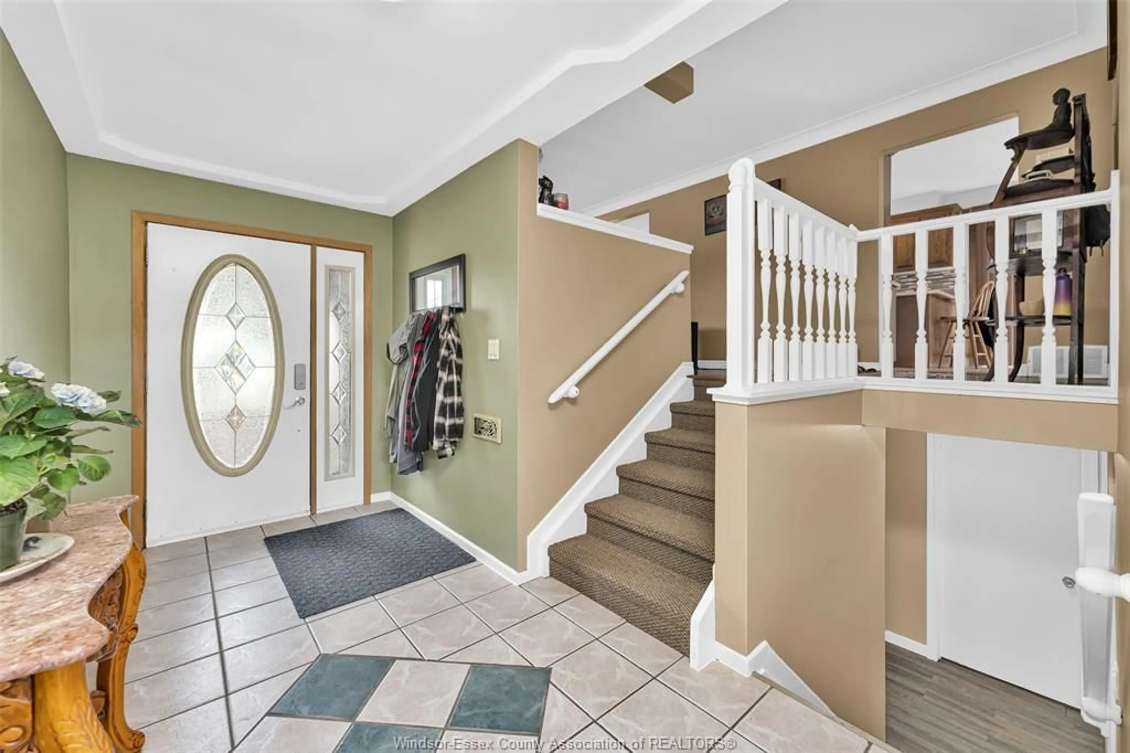 Indoor entryway for 7165 MALDEN Rd, LaSalle Ontario N9J 2T8