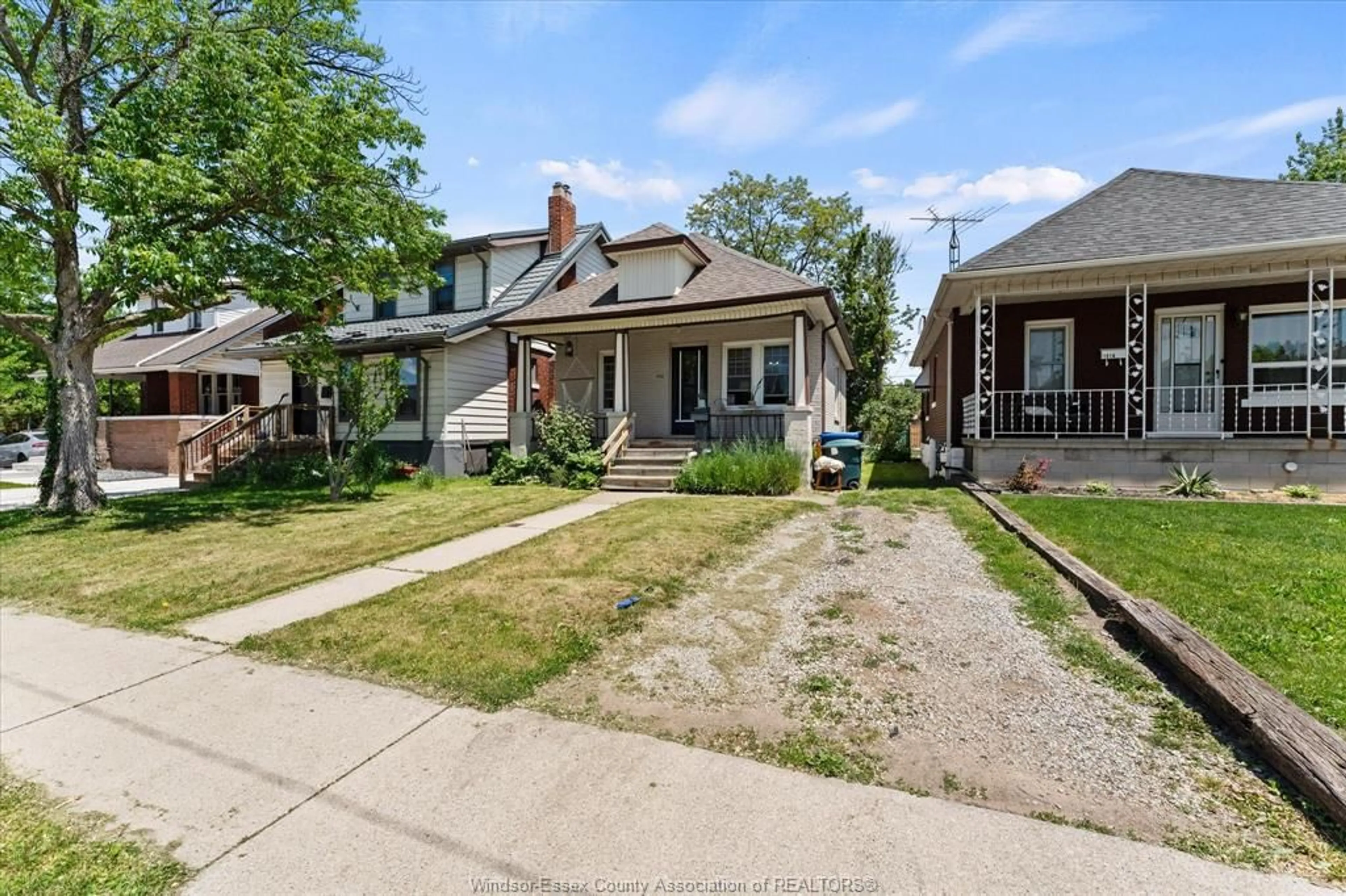 A pic from outside/outdoor area/front of a property/back of a property/a pic from drone, street for 1510 ELSMERE Ave, Windsor Ontario N8X 4H3