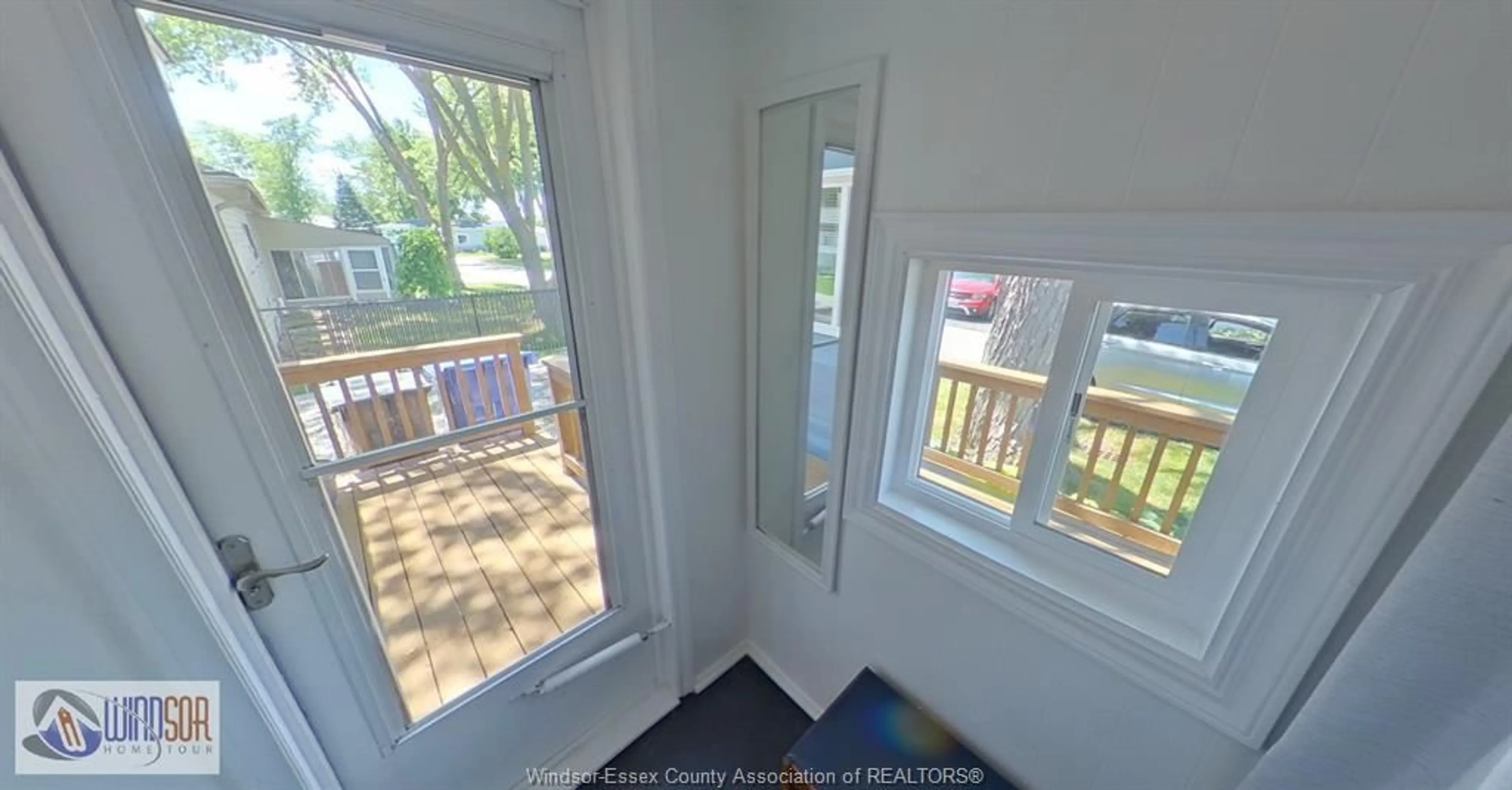 Indoor entryway for 105 Brooks Blvd, Lakeshore Ontario N8N 2P7