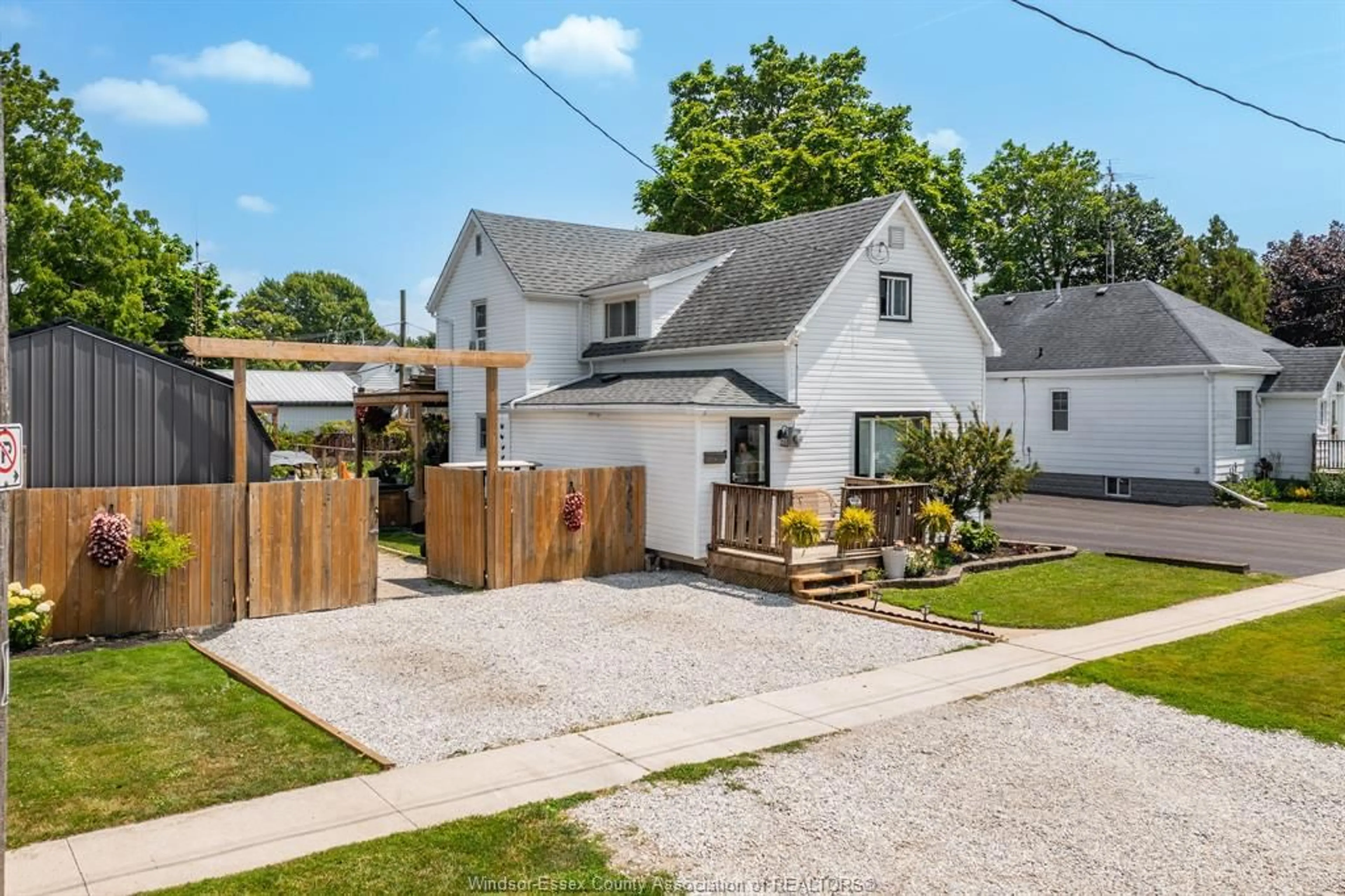 A pic from outside/outdoor area/front of a property/back of a property/a pic from drone, street for 31 FORHAN St, Wallaceburg Ontario N8A 3S4