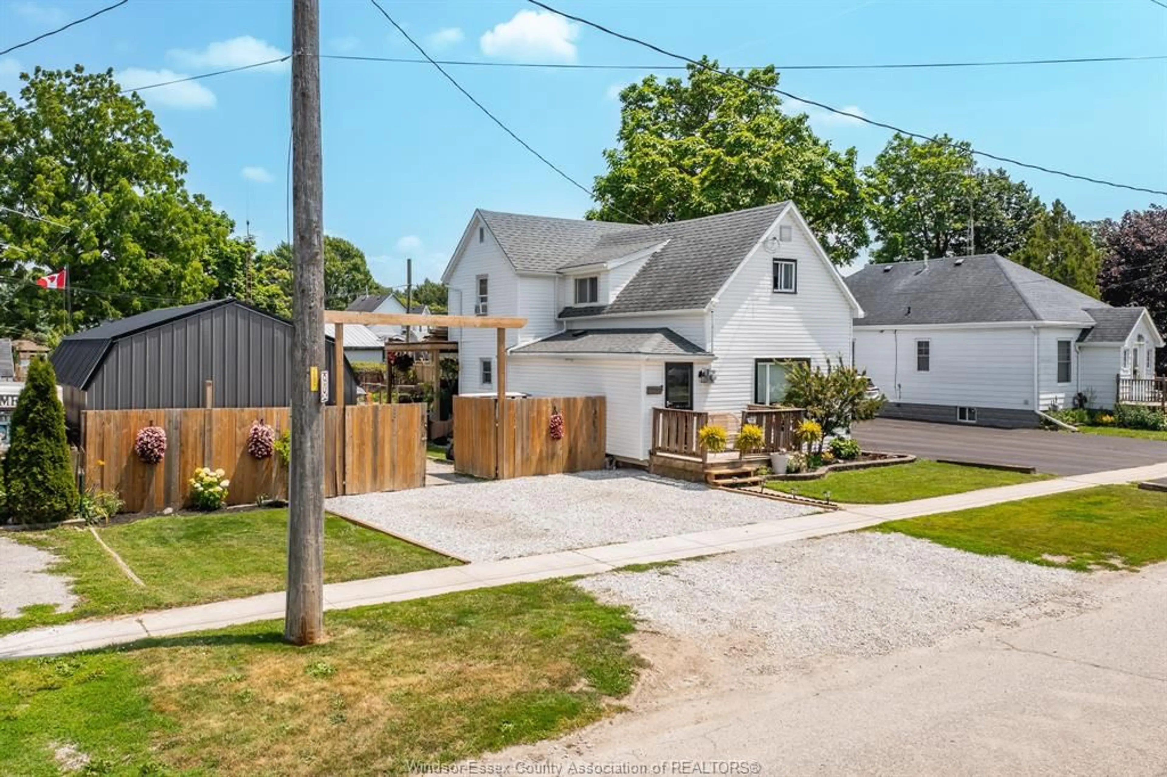 A pic from outside/outdoor area/front of a property/back of a property/a pic from drone, street for 31 FORHAN St, Wallaceburg Ontario N8A 3S4