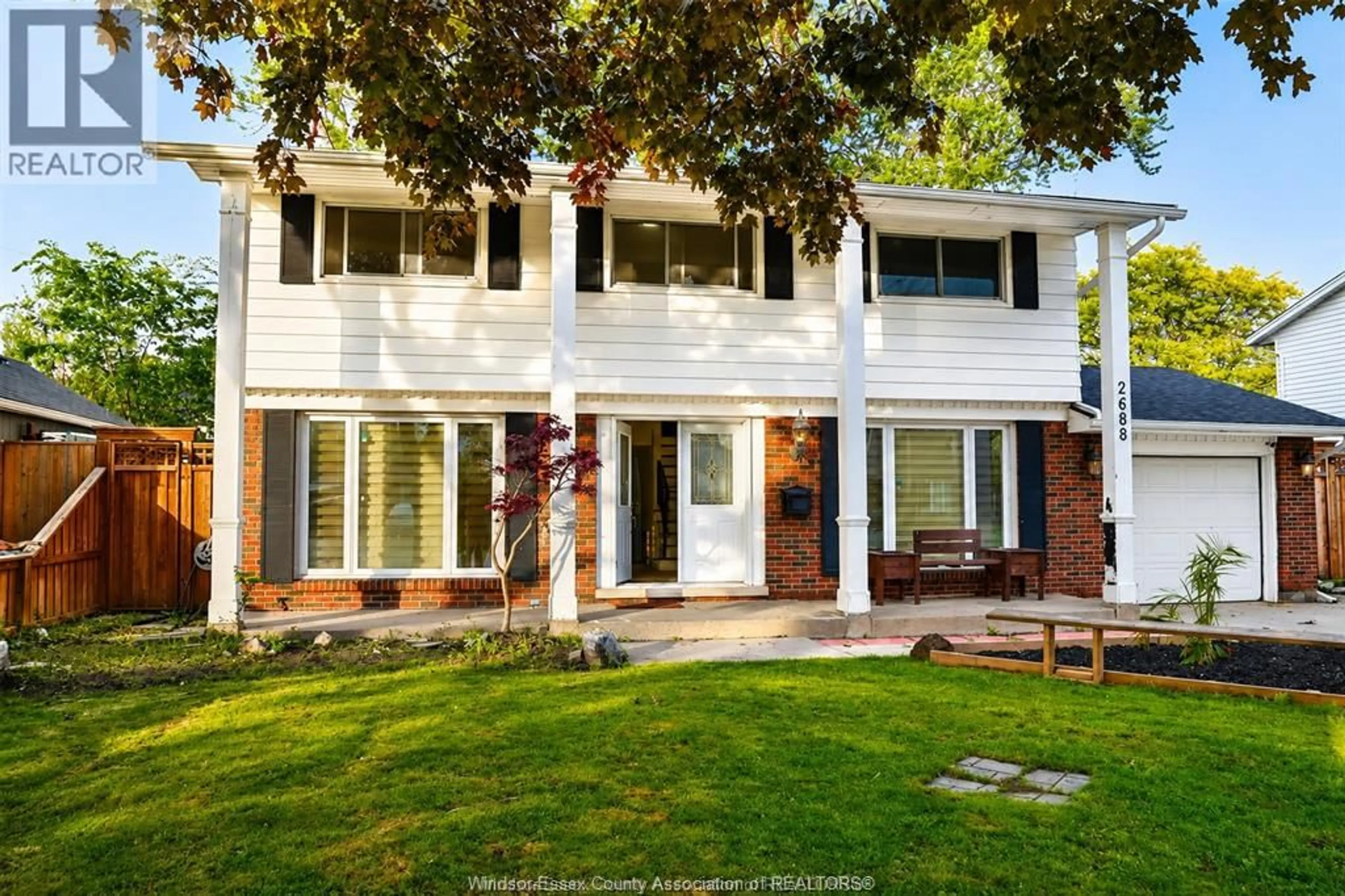 Home with vinyl exterior material, street for 2688 JAMAICA Cres, Windsor Ontario N9E 2Z2