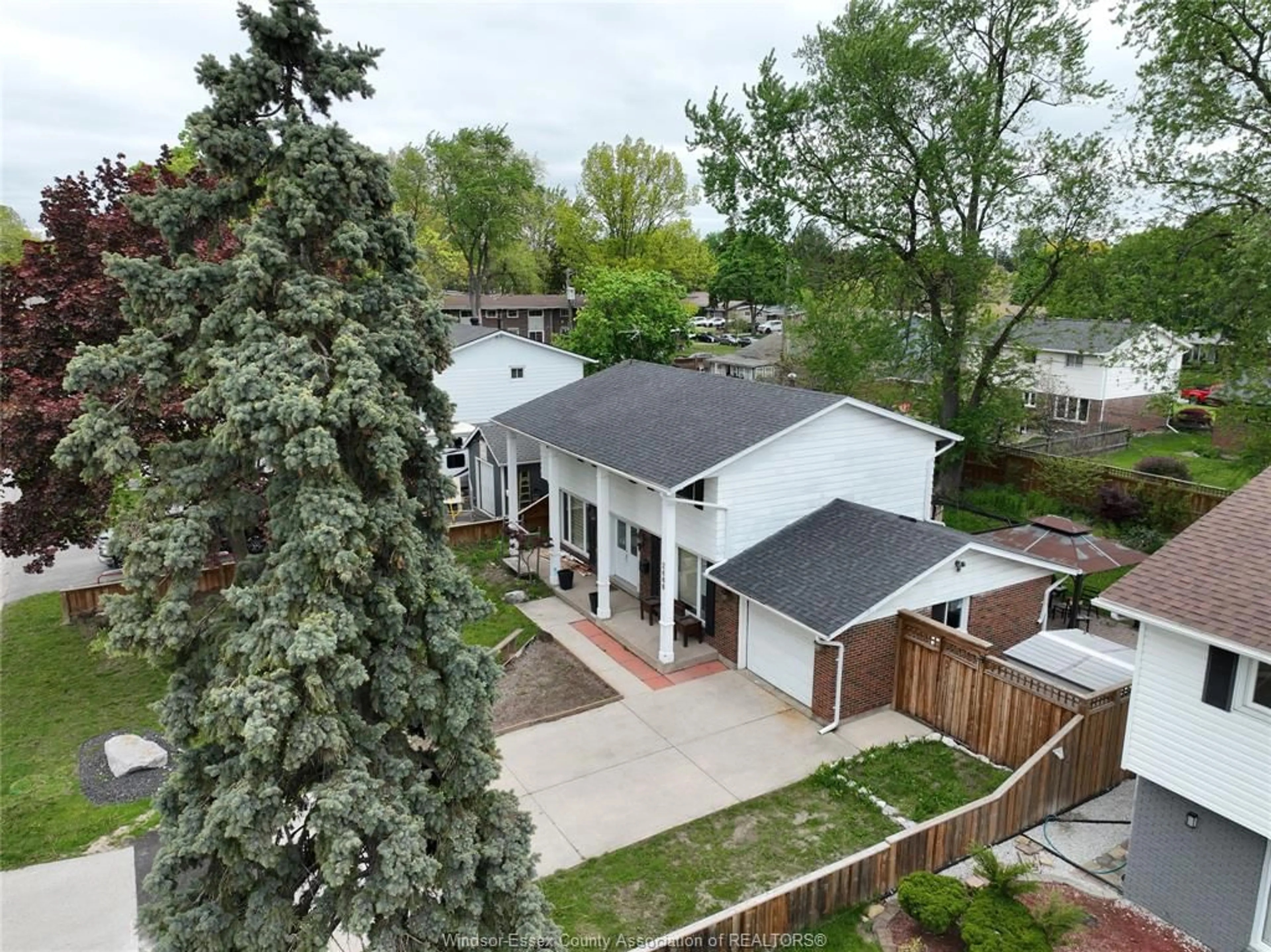A pic from outside/outdoor area/front of a property/back of a property/a pic from drone, street for 2688 JAMAICA Cres, Windsor Ontario N9E 2Z2