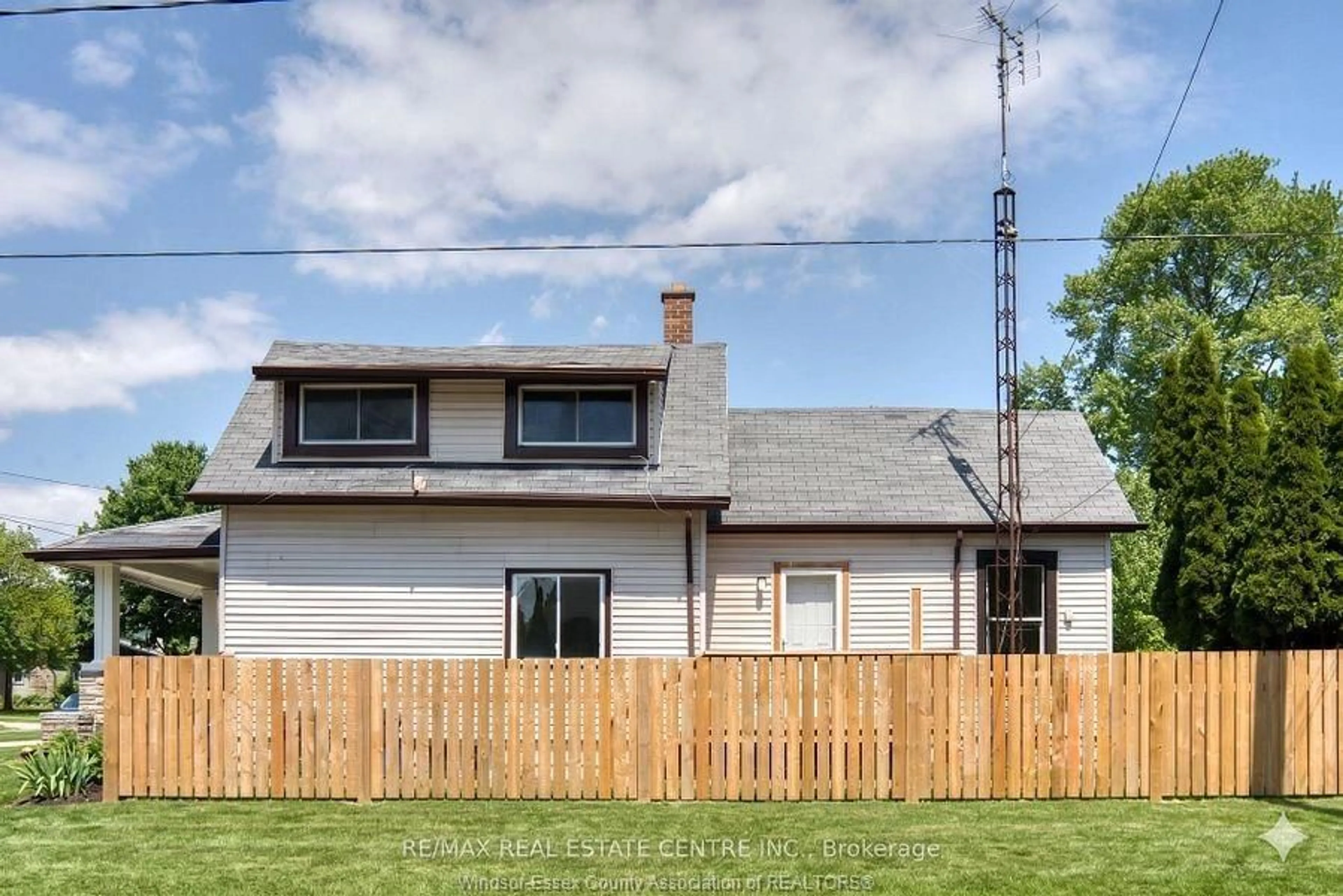 A pic from outside/outdoor area/front of a property/back of a property/a pic from drone, street for 88 LORNE, Chatham Ontario N7M 1R9