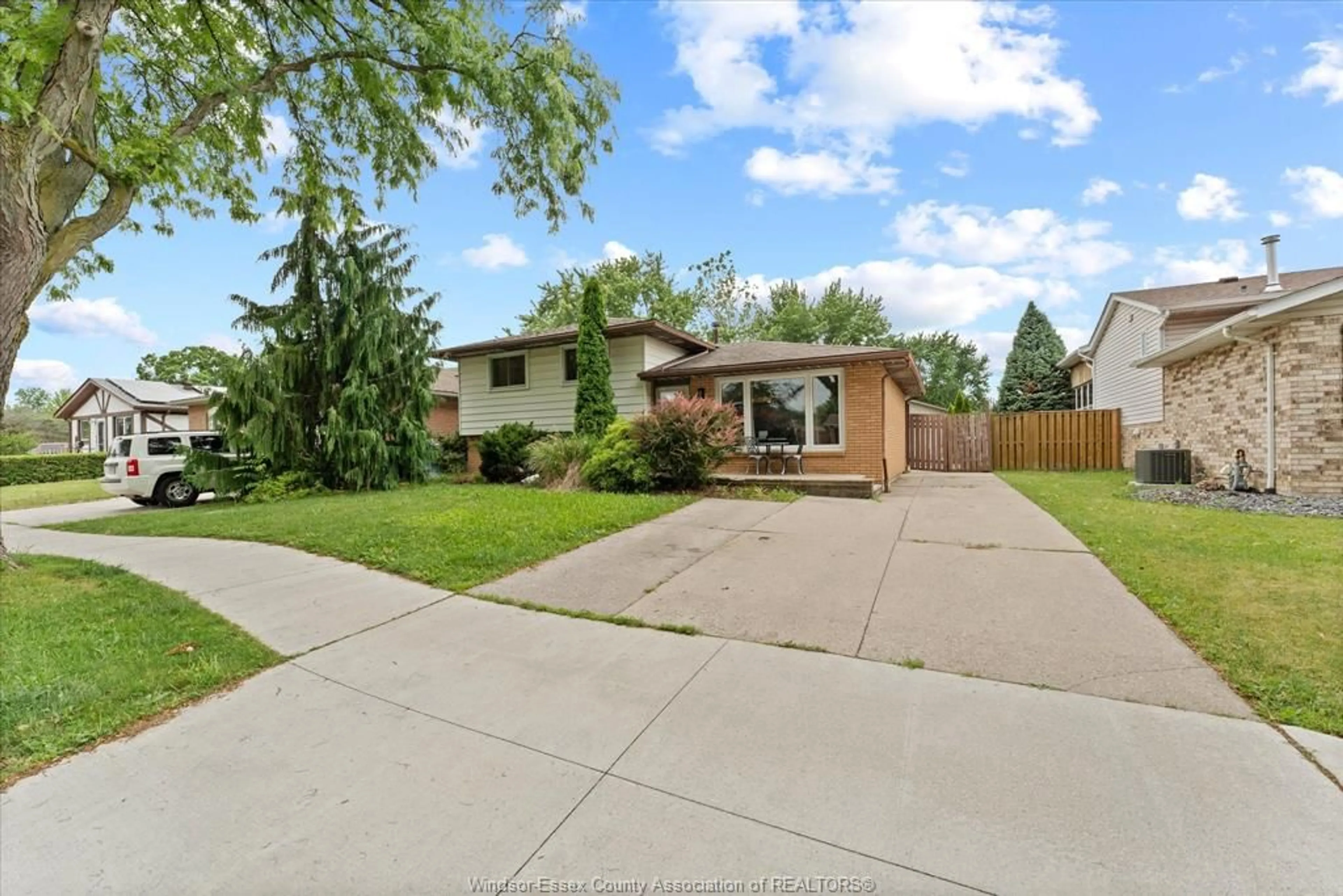Home with brick exterior material, street for 3285 ROSEBRIAR Rd, Windsor Ontario N8R 1Y2