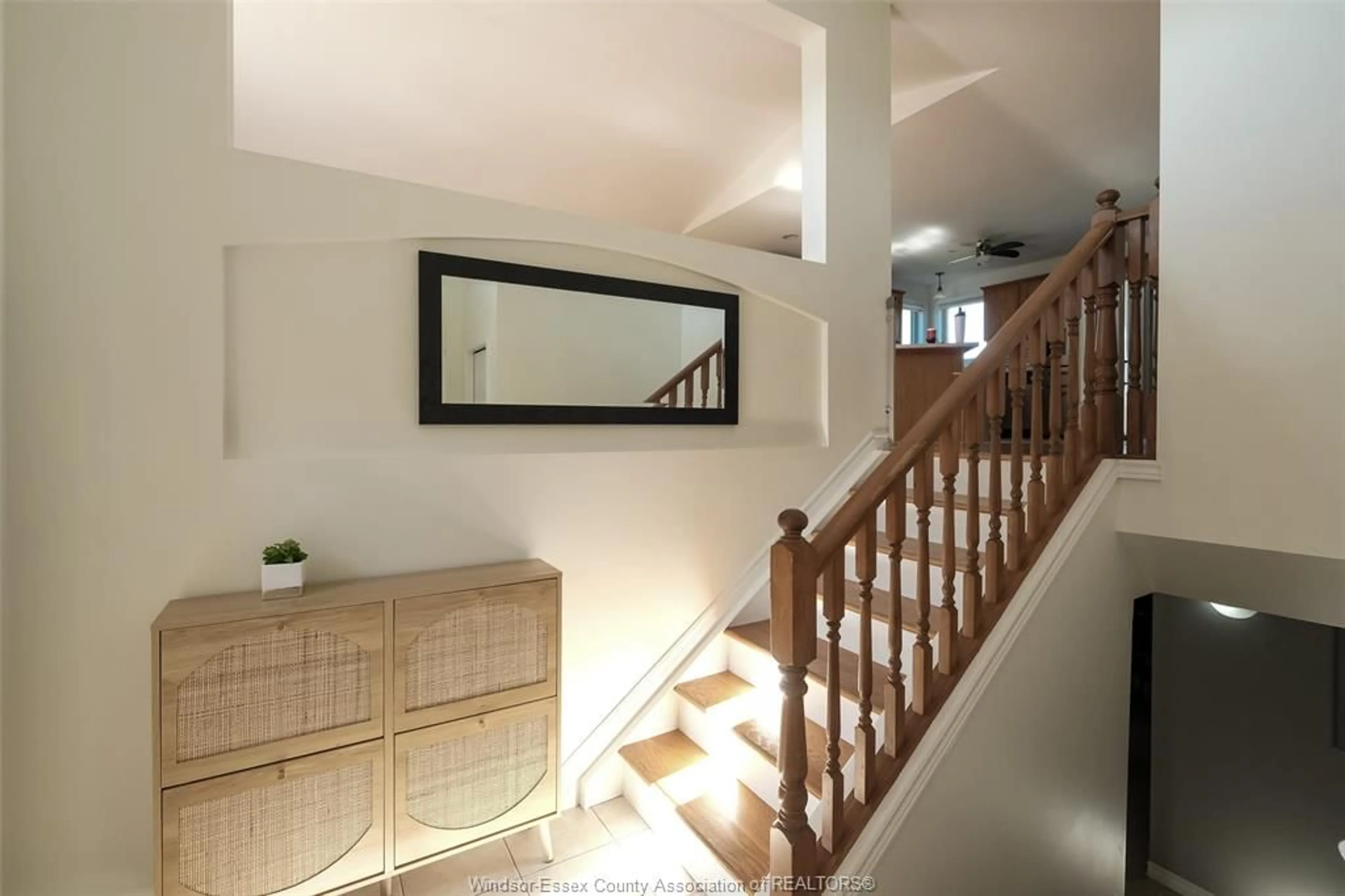 Indoor foyer for 838 SOUTHWOOD Dr, Lakeshore Ontario N8L 1G1