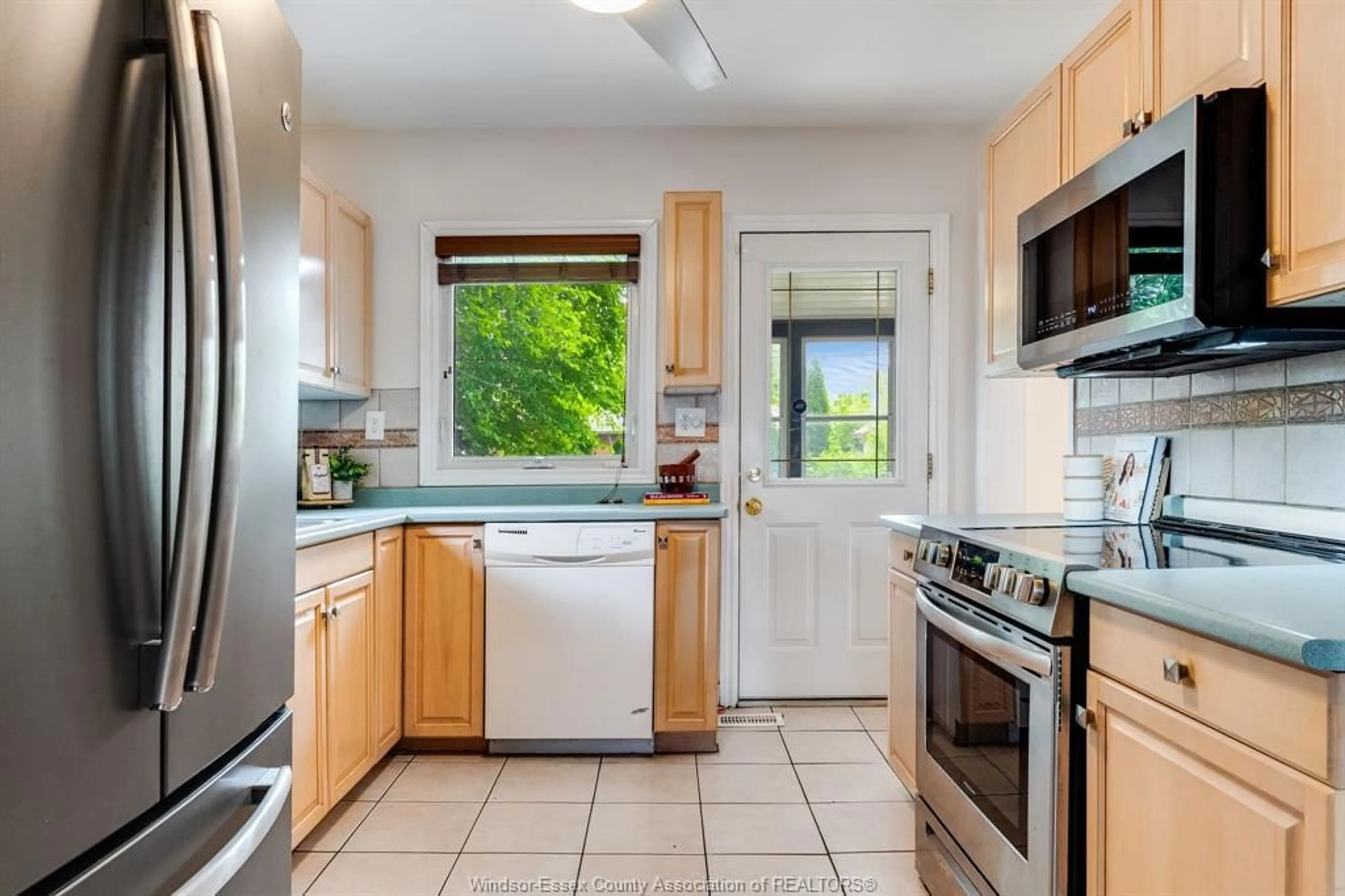 Standard kitchen, ceramic/tile floor for 870 St. Louis, Windsor Ontario N8S 2K5