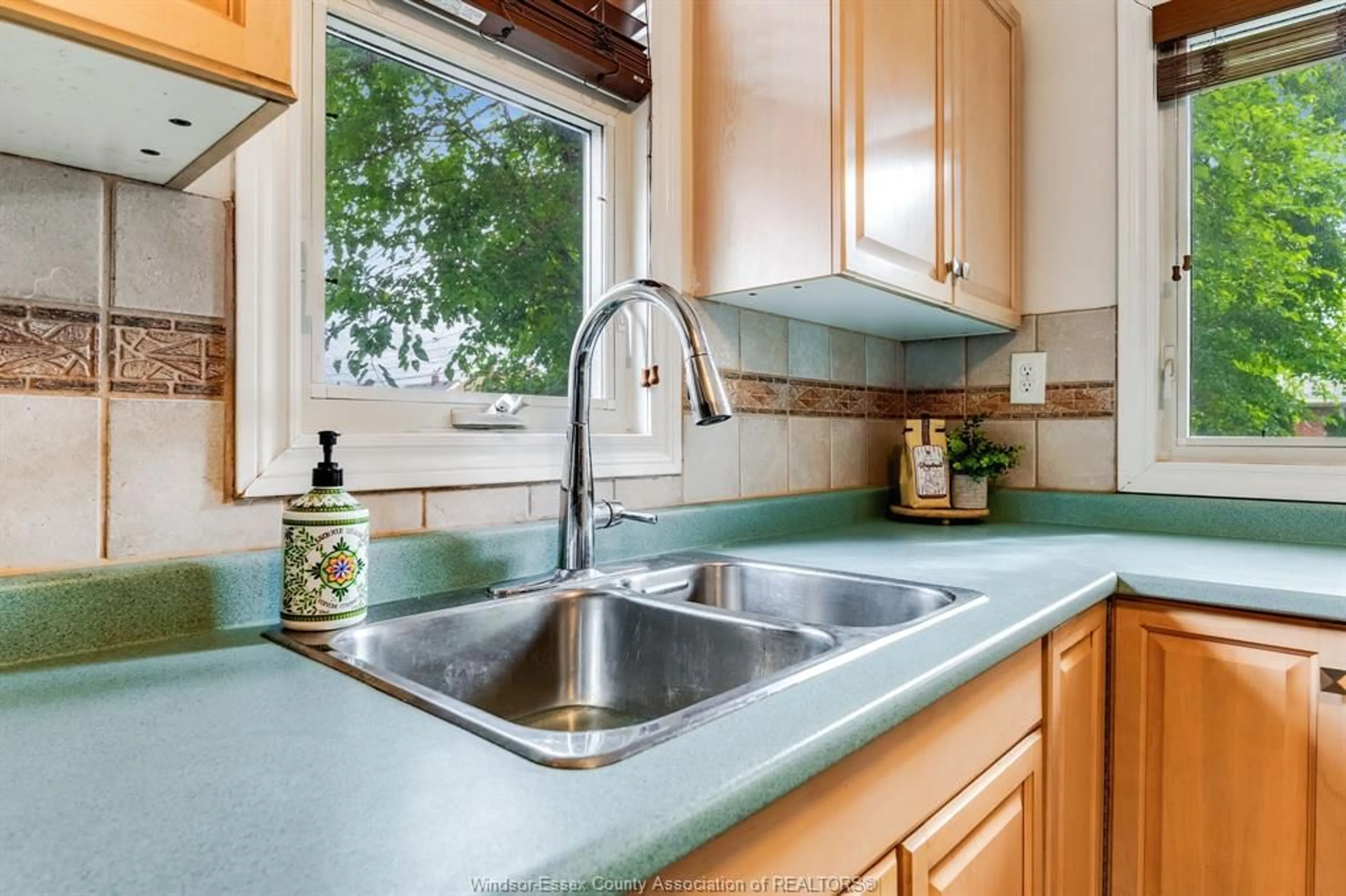 Standard kitchen, ceramic/tile floor for 870 St. Louis, Windsor Ontario N8S 2K5