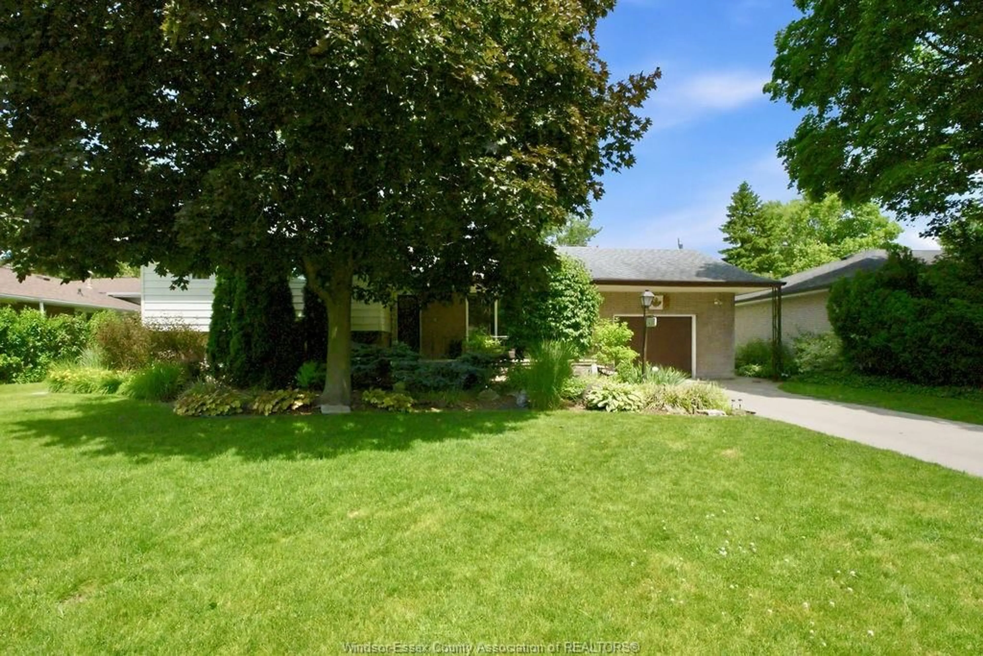 A pic from outside/outdoor area/front of a property/back of a property/a pic from drone, street for 3410 AVONDALE Ave, Windsor Ontario N9E 1X7