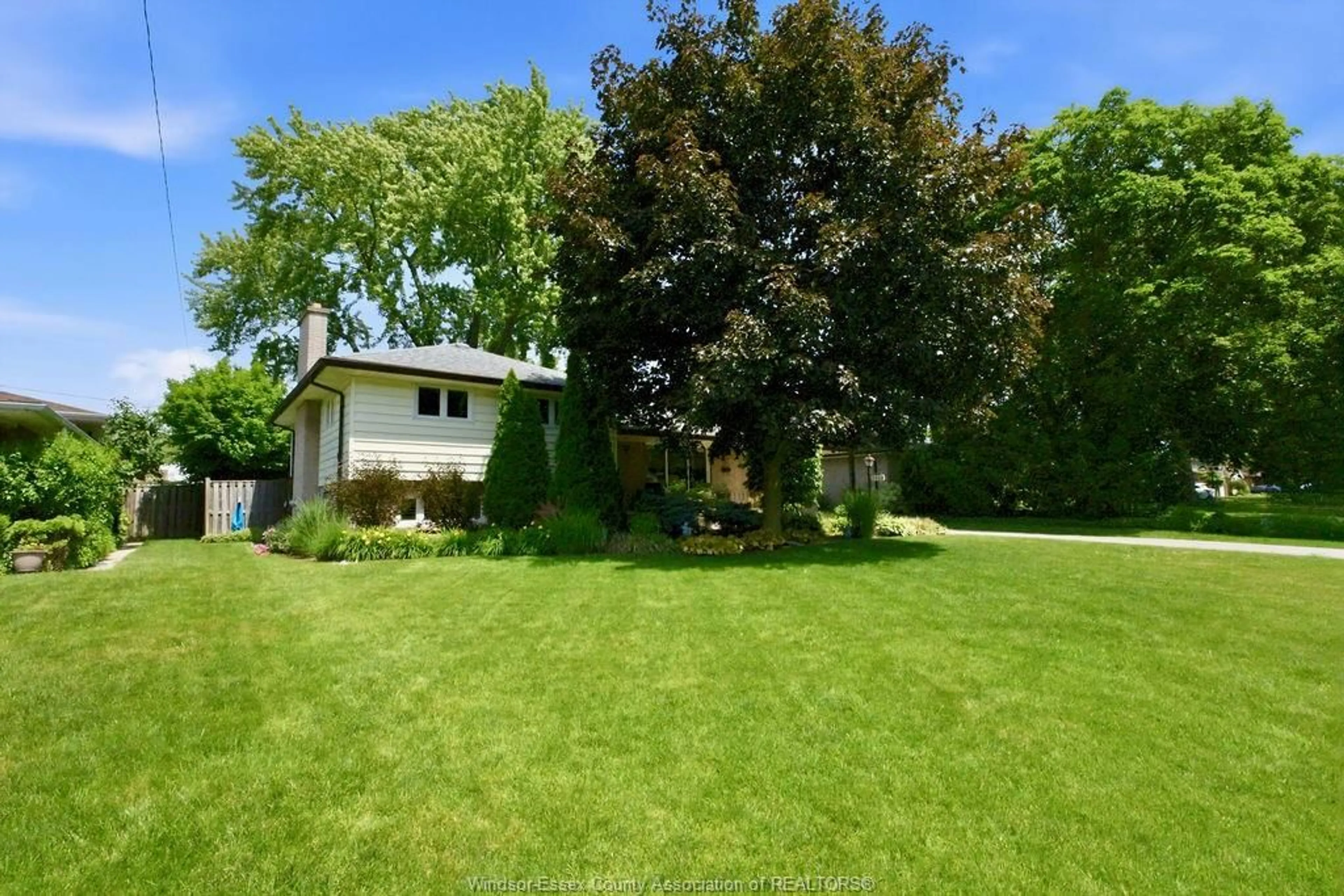 A pic from outside/outdoor area/front of a property/back of a property/a pic from drone, street for 3410 AVONDALE Ave, Windsor Ontario N9E 1X7
