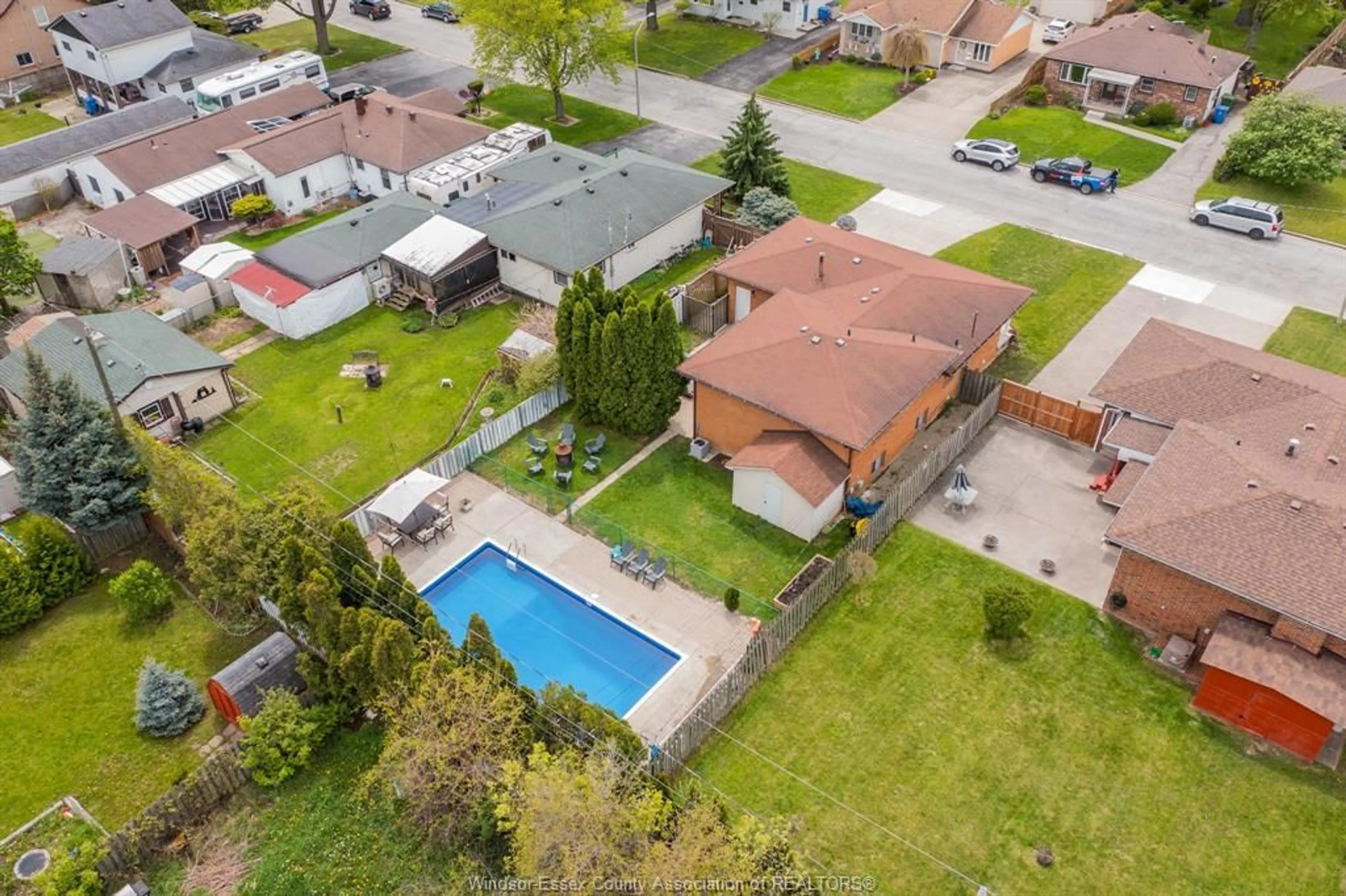 A pic from outside/outdoor area/front of a property/back of a property/a pic from drone, street for 2958 LLOYD GEORGE Blvd, Windsor Ontario N8T 2V1