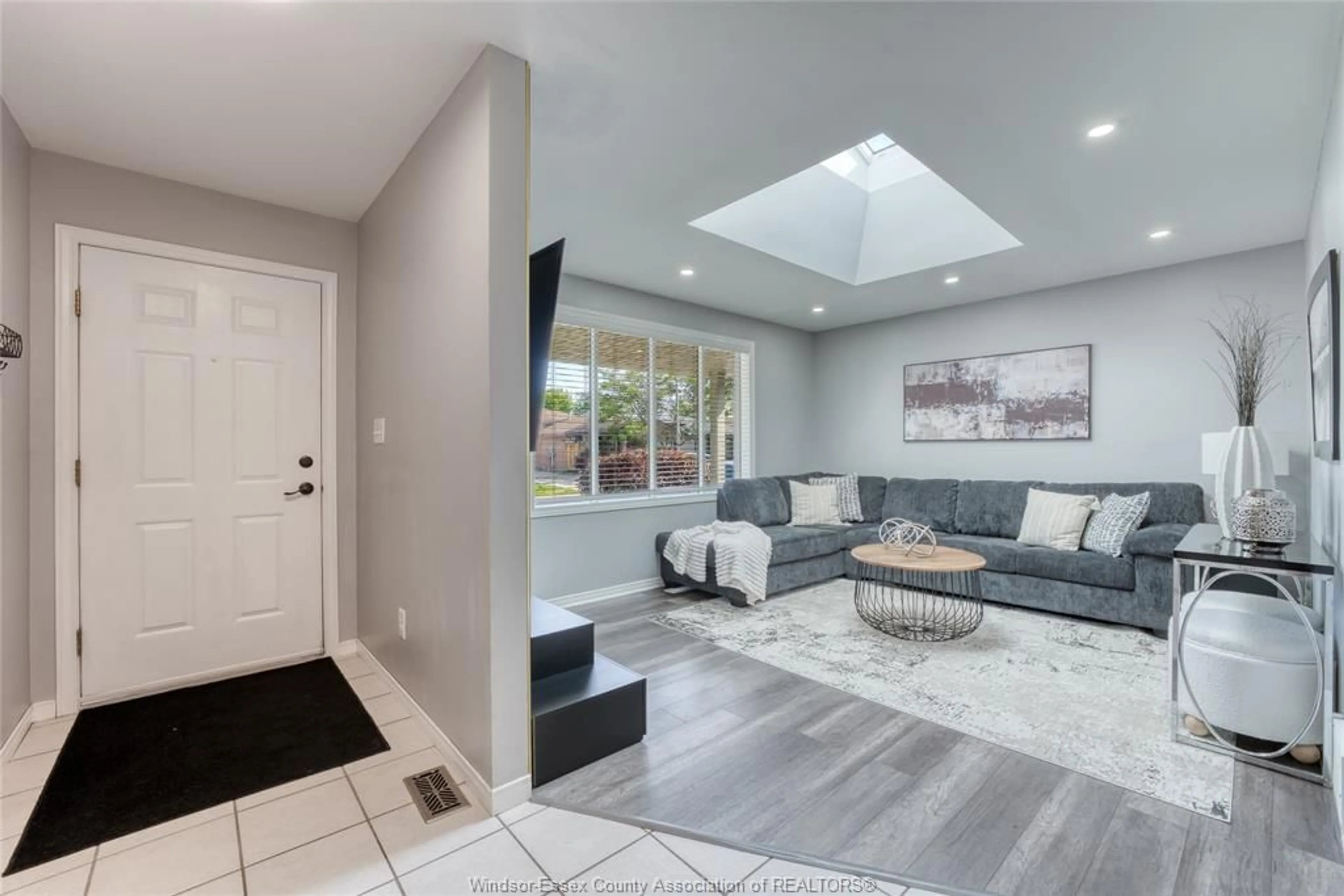 Indoor entryway for 4570 THERESA Pl, Windsor Ontario N8T 3M8