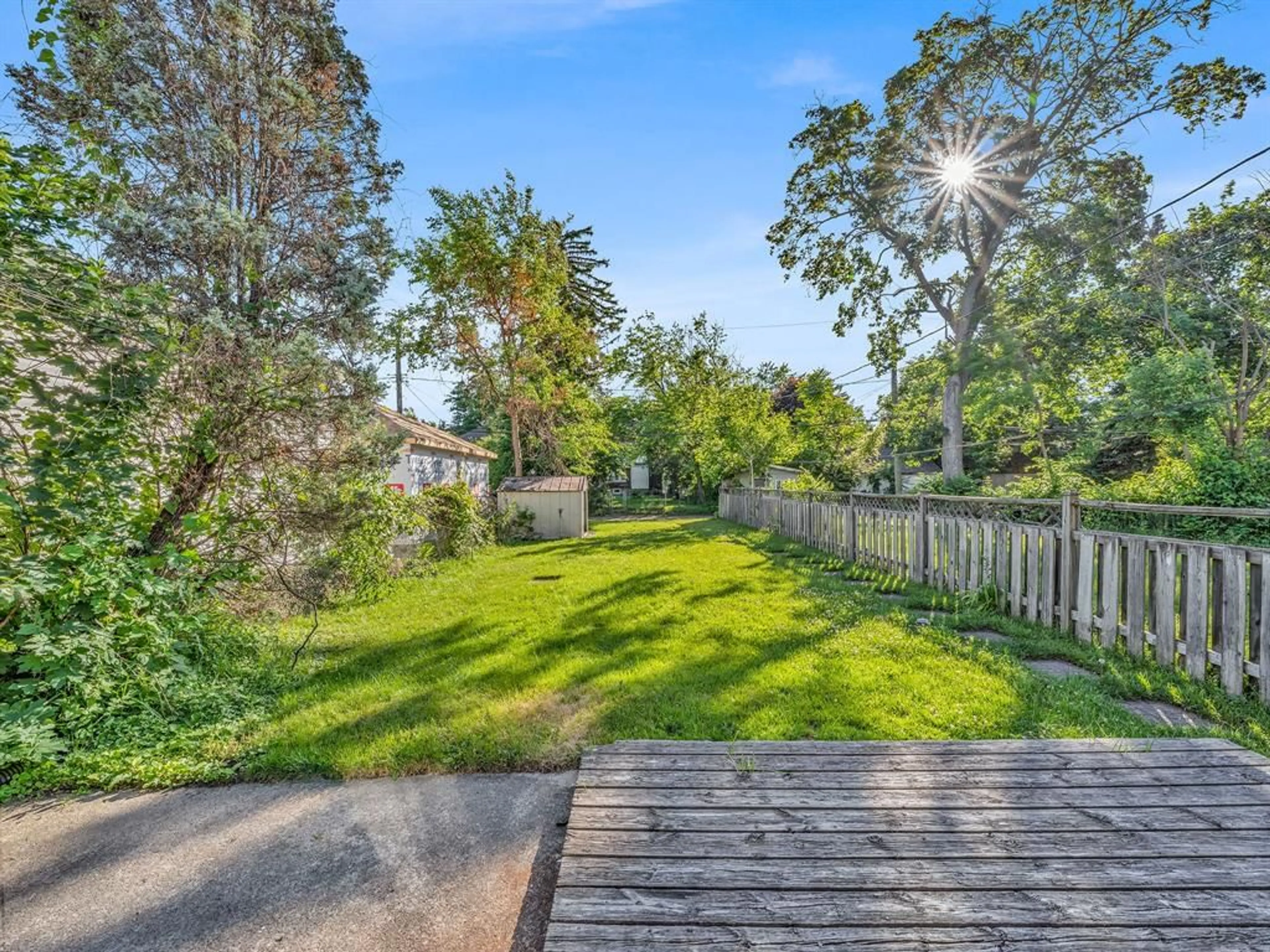 A pic from outside/outdoor area/front of a property/back of a property/a pic from drone, unknown for 485 MCEWAN Ave, Windsor Ontario N9B 2E7