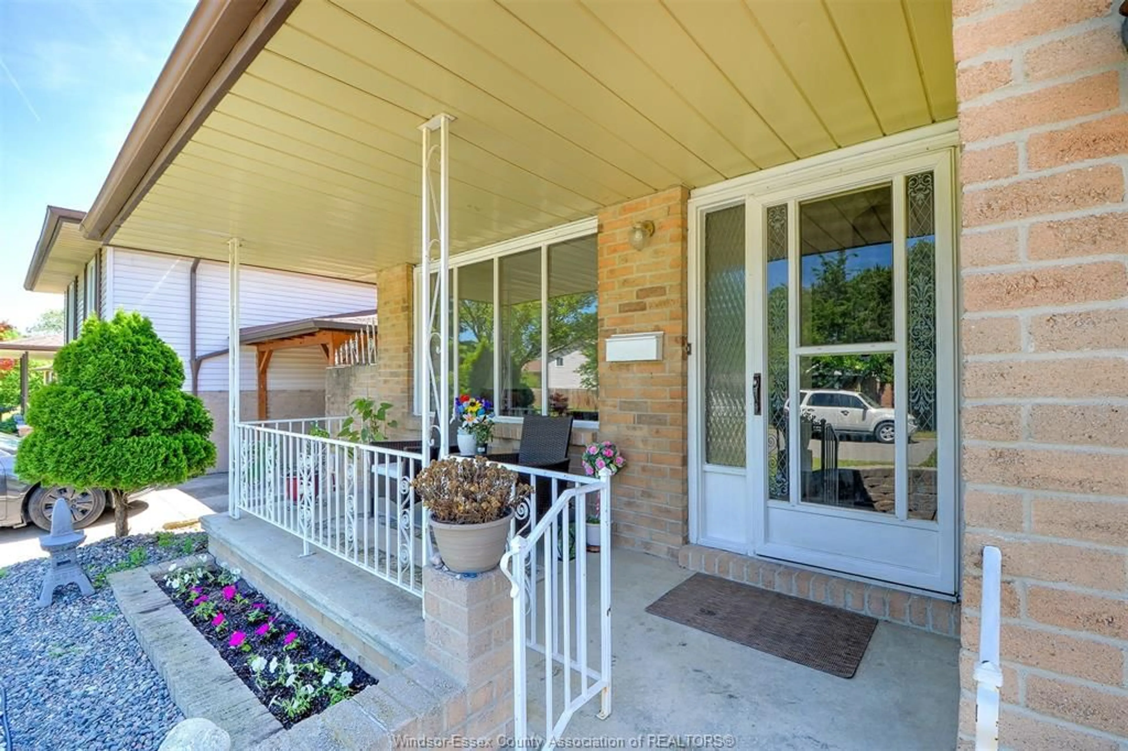 Indoor entryway for 1651 COURTLAND, Windsor Ontario N8T 3K5