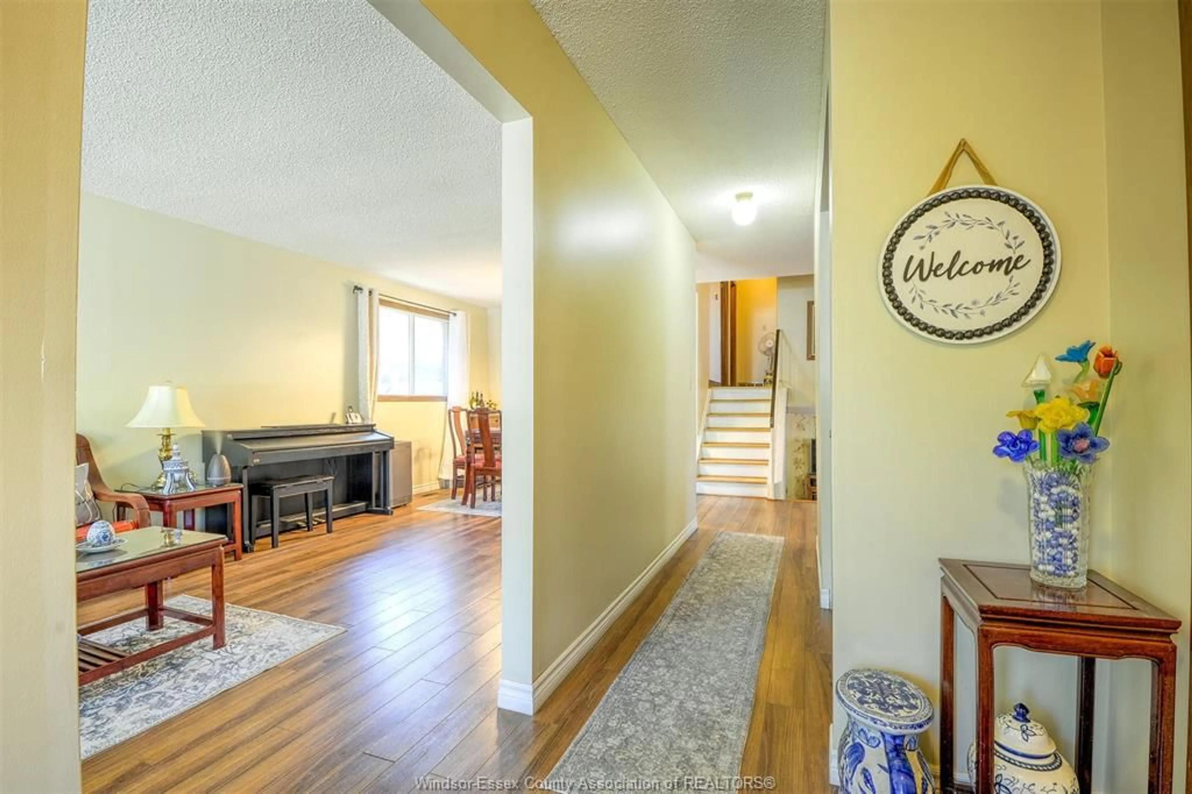 Indoor foyer for 1651 COURTLAND, Windsor Ontario N8T 3K5