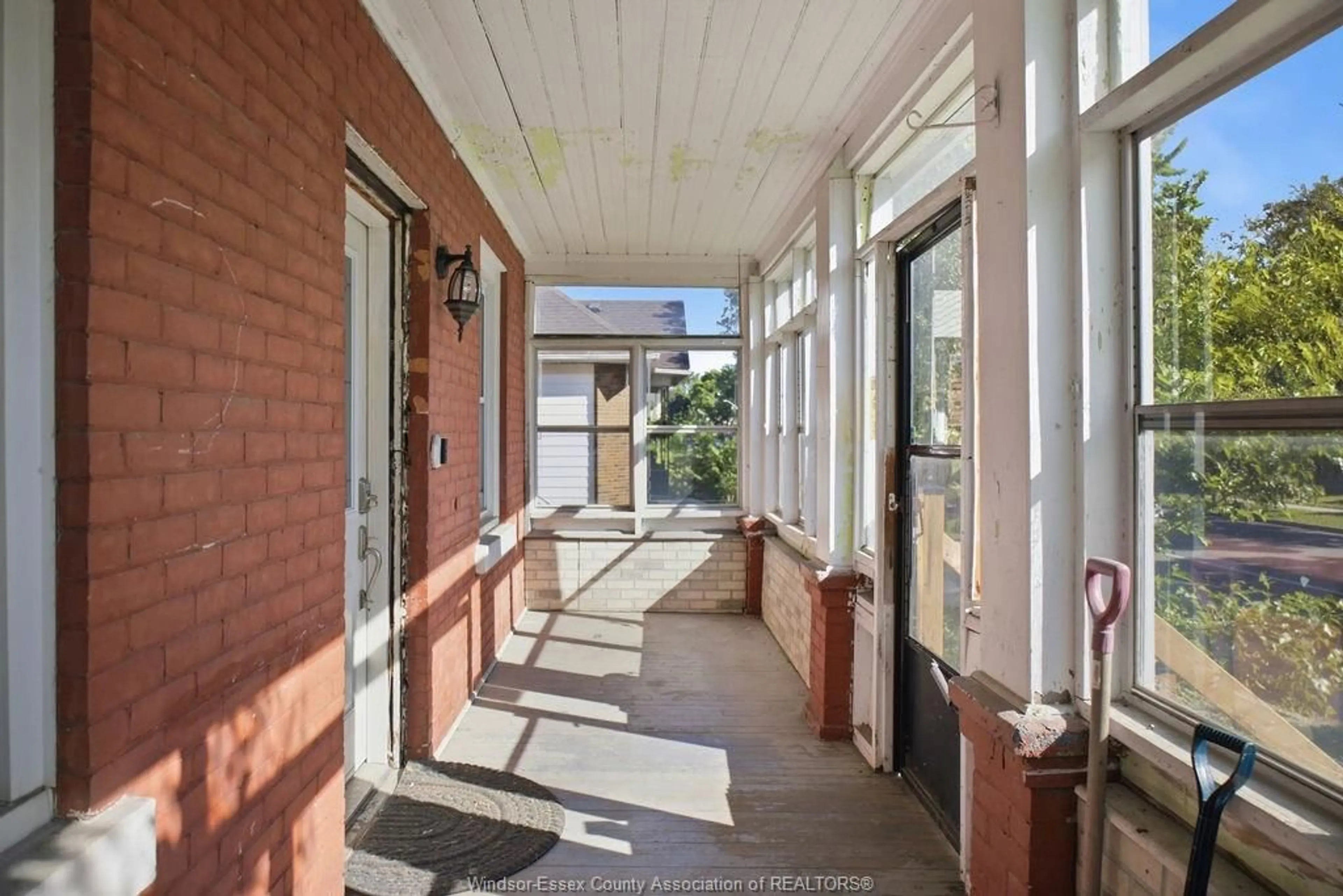 Indoor foyer for 977 GLADSTONE, Windsor Ontario N9A 2R5