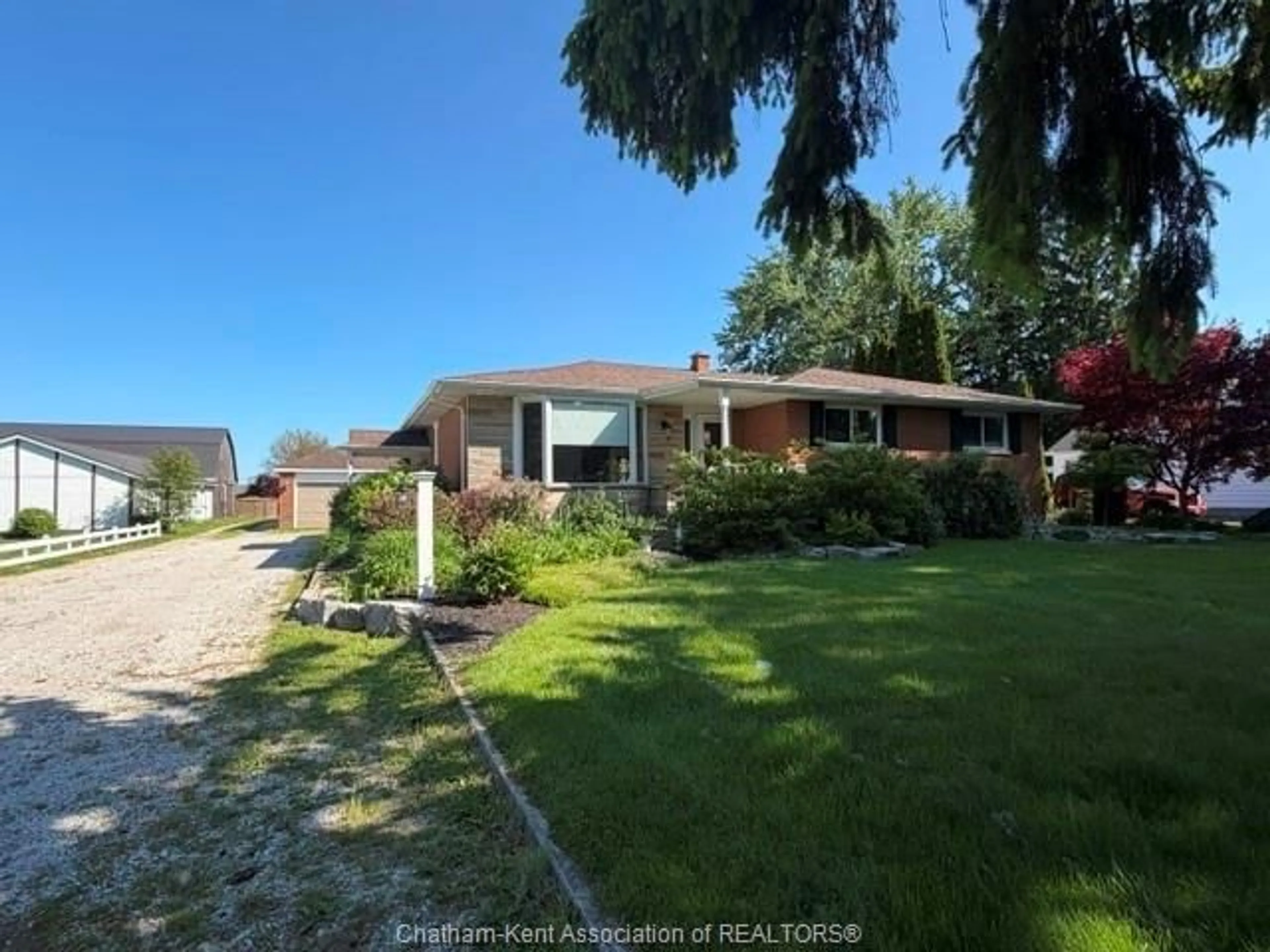 A pic from outside/outdoor area/front of a property/back of a property/a pic from drone, water/lake/river/ocean view for 424 Gregory Dr, Chatham Township Ontario N7M 5J7