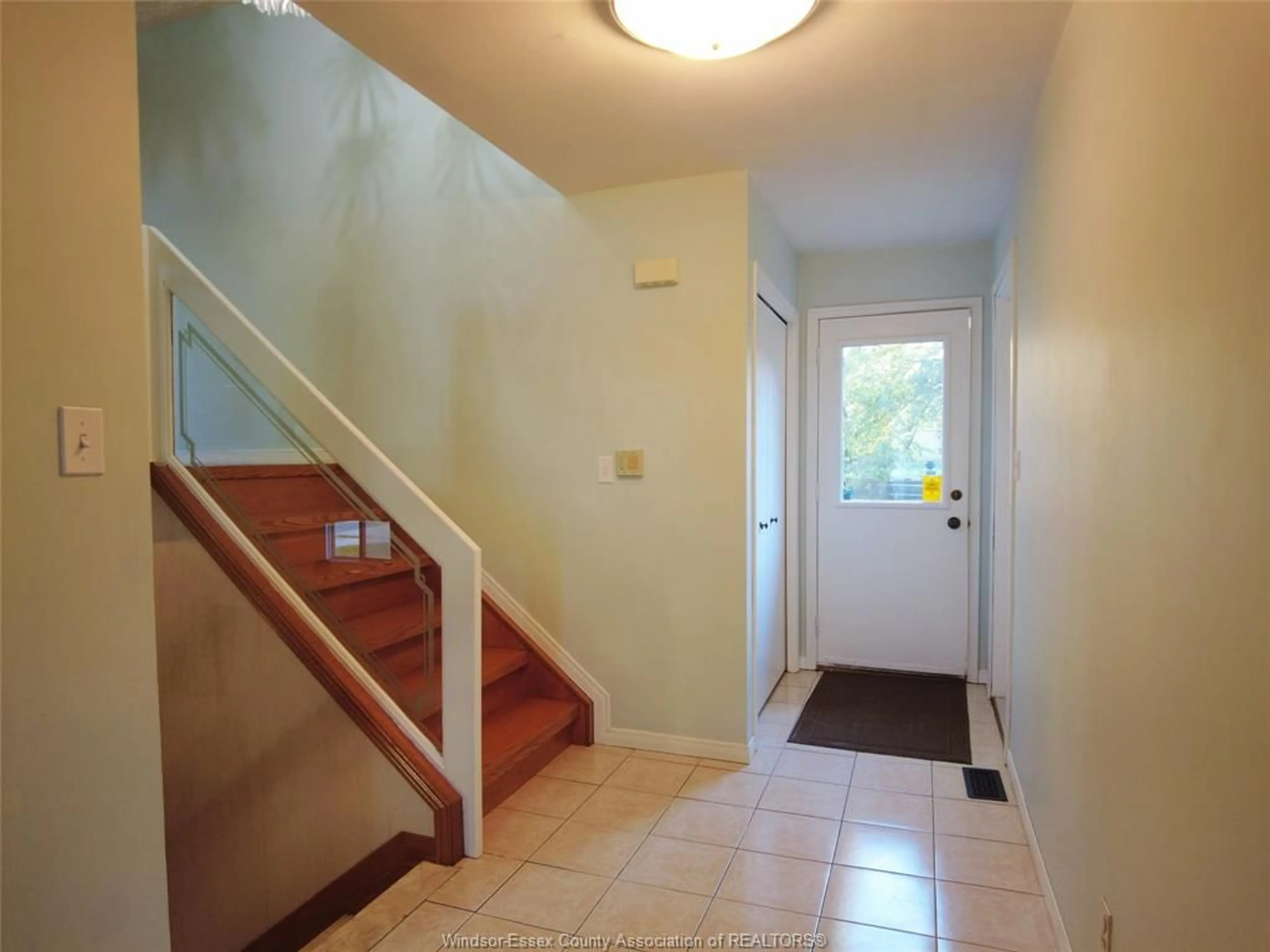 Indoor entryway for 2847 MANGIN Cres, Windsor Ontario N9E 4K7