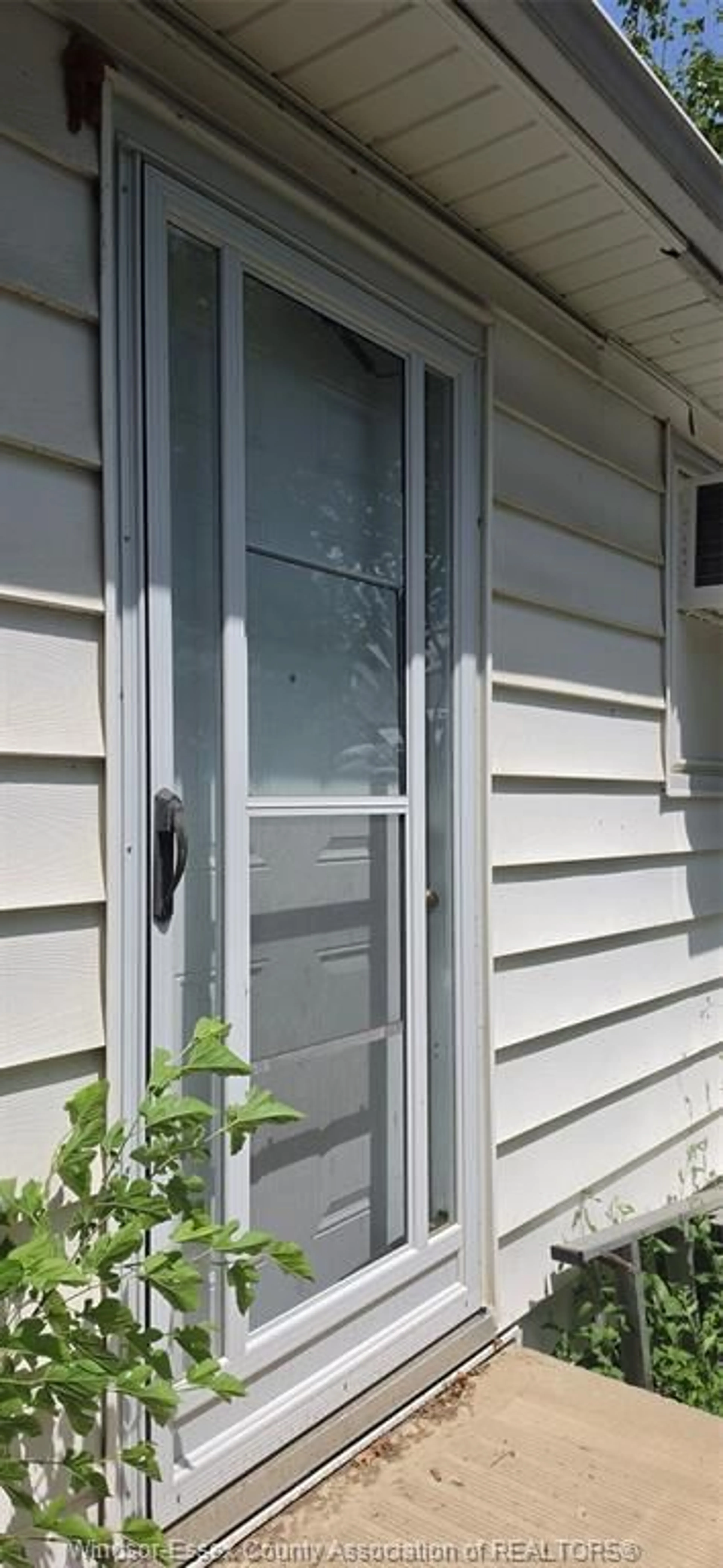 Home with vinyl exterior material, street for 117 MCGUIGAN Ave, Chatham Ontario N7M 2S8