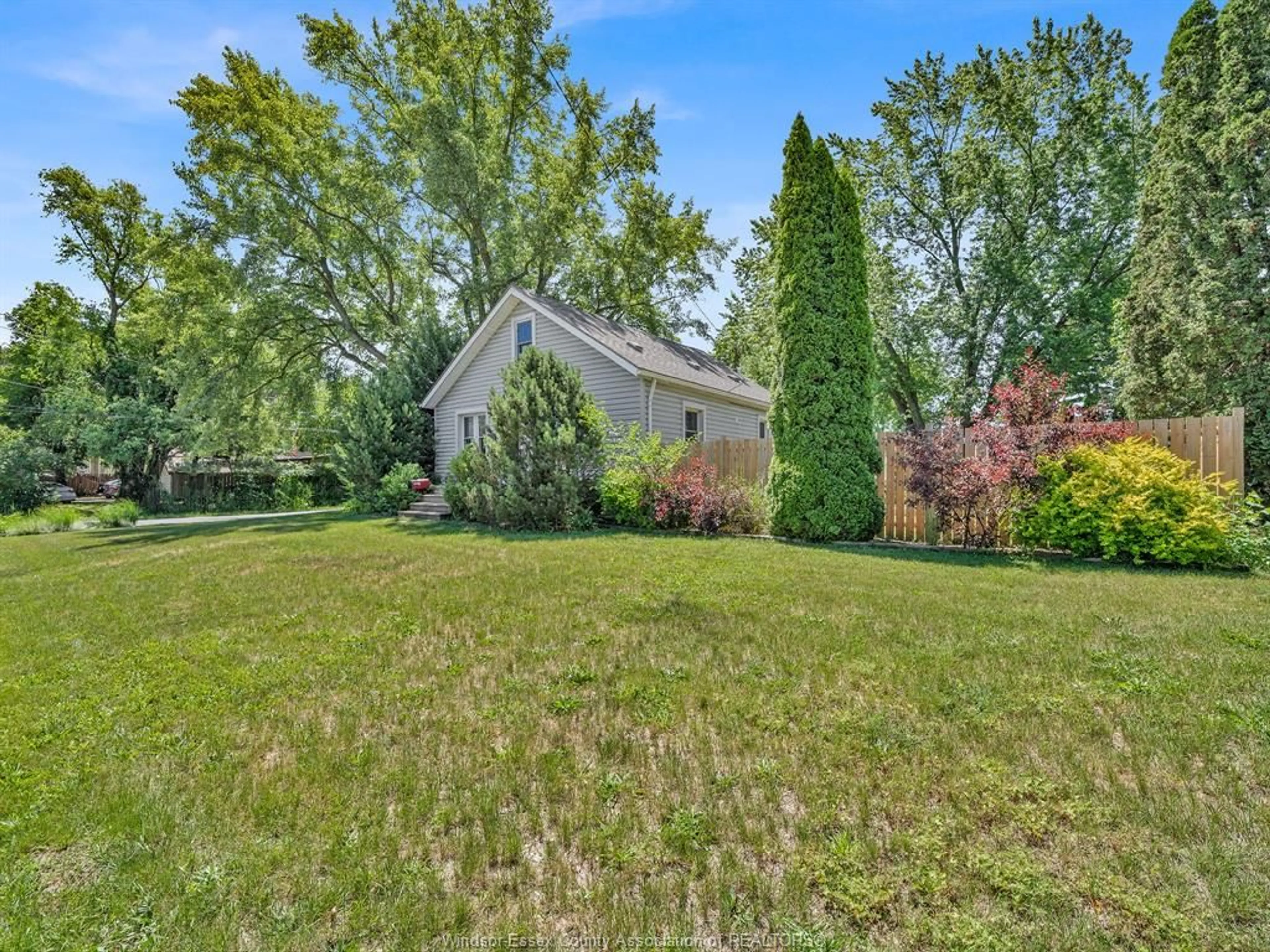 A pic from outside/outdoor area/front of a property/back of a property/a pic from drone, unknown for 592 REAUME, LaSalle Ontario N9J 1B4
