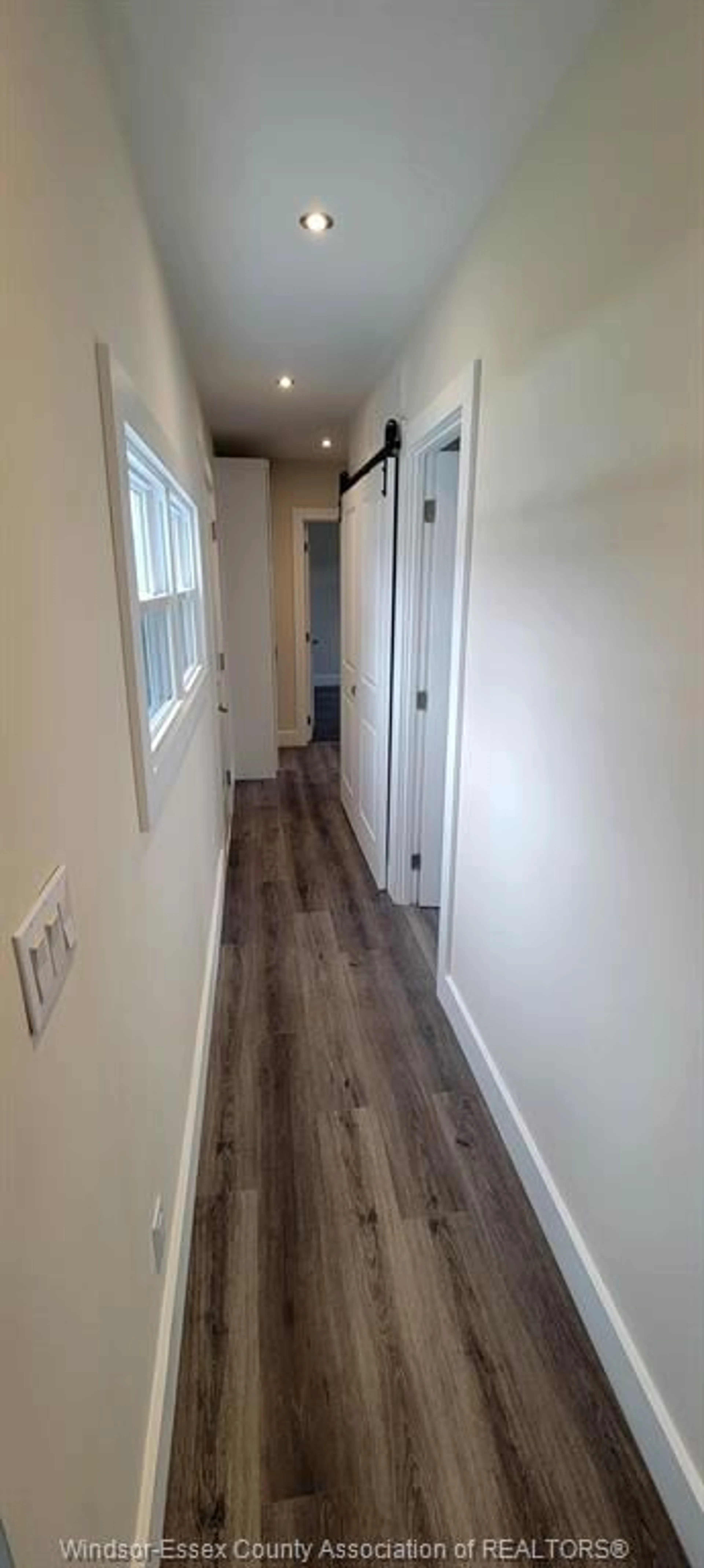 Indoor entryway for 22 ROBIN Cres, Lakeshore Ontario N8N 2S2