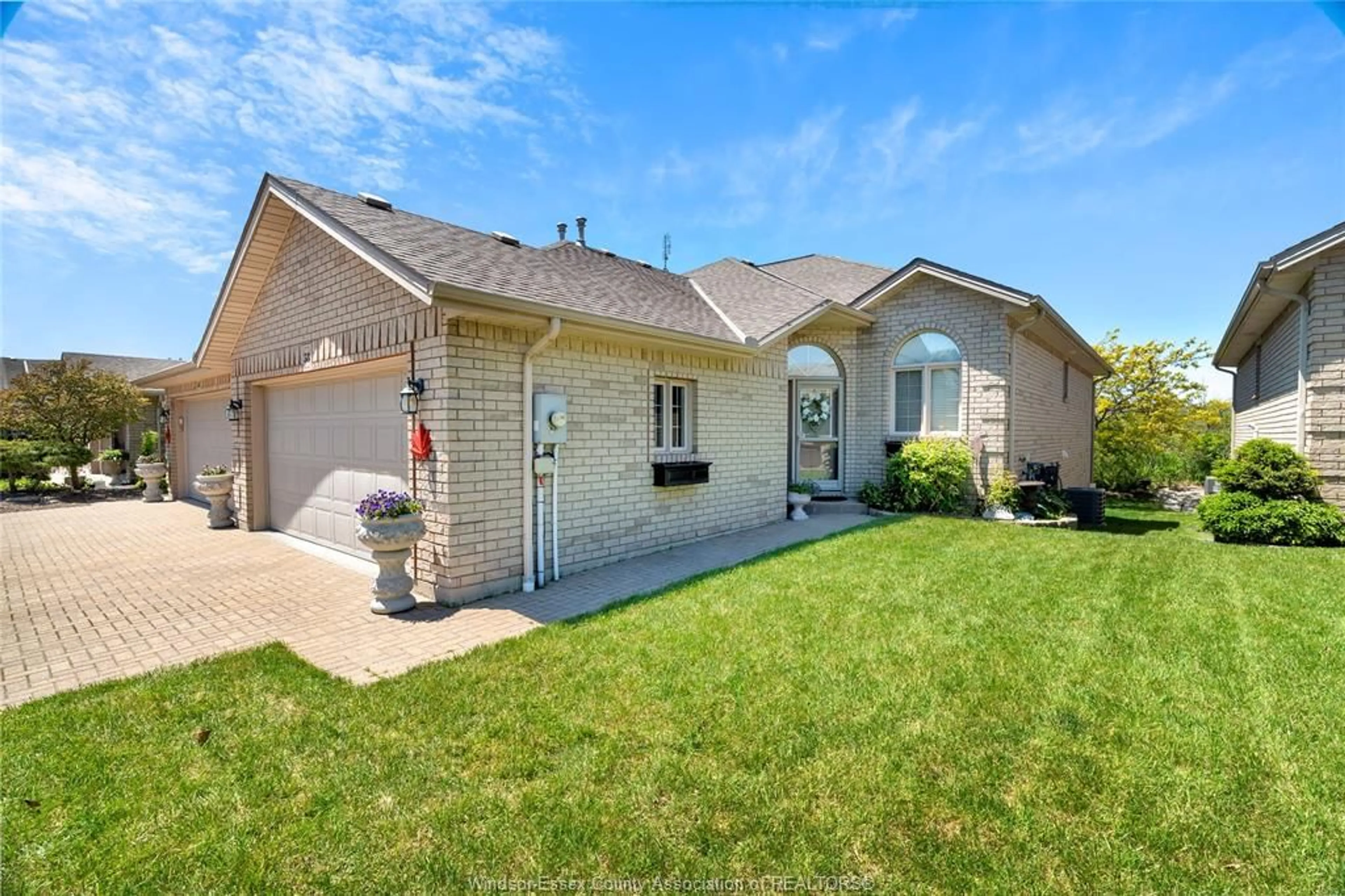 Home with vinyl exterior material, street for 58 QUEEN'S HILL, Leamington Ontario N8H 5M5