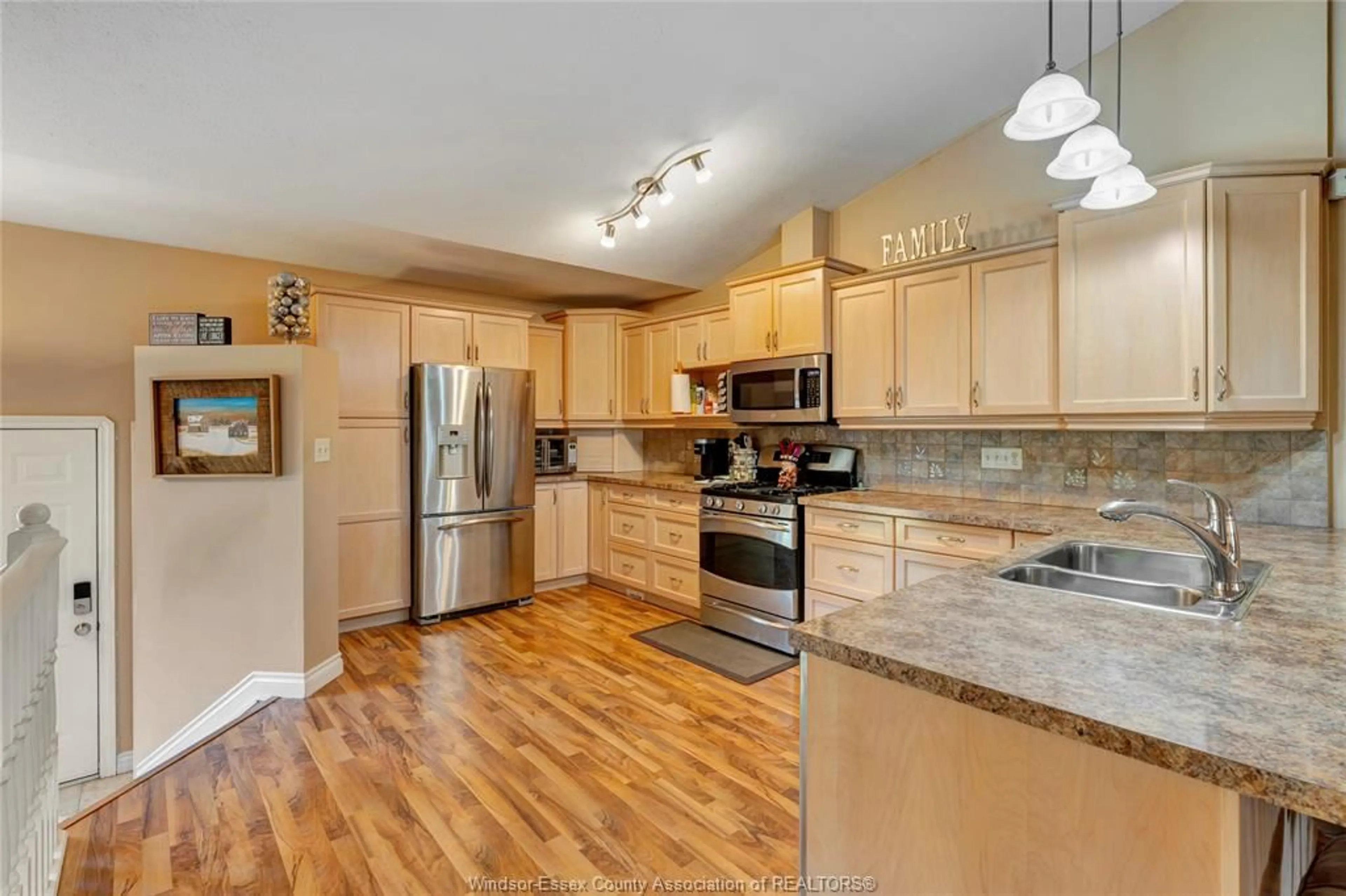 Open concept kitchen, unknown for 58 QUEEN'S HILL, Leamington Ontario N8H 5M5