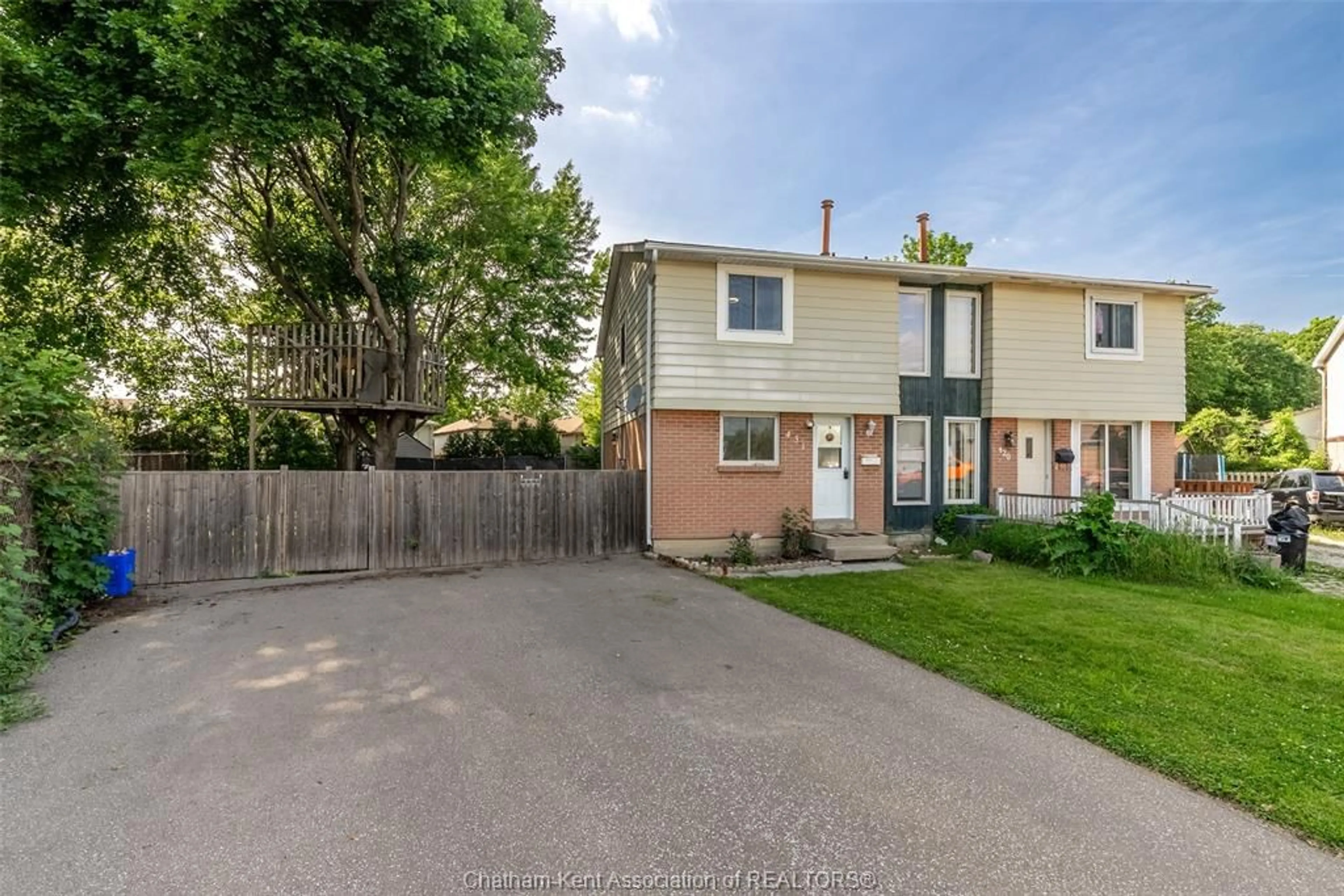 A pic from outside/outdoor area/front of a property/back of a property/a pic from drone, street for 431 Cardiff Pl, Sarnia Ontario N7S 4C7