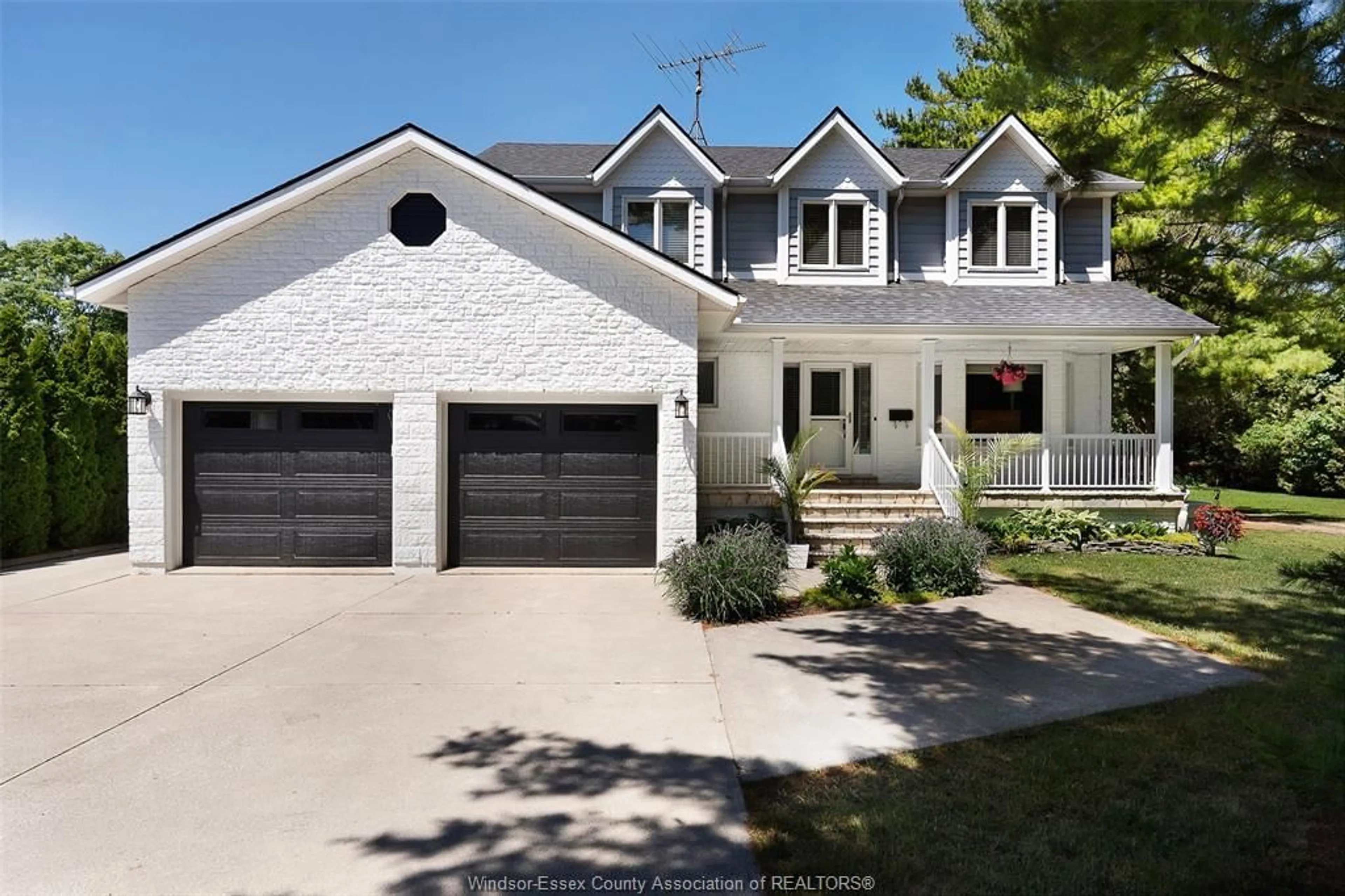 Home with vinyl exterior material, street for 1675 DIVISION Rd, Kingsville Ontario N9Y 2H1